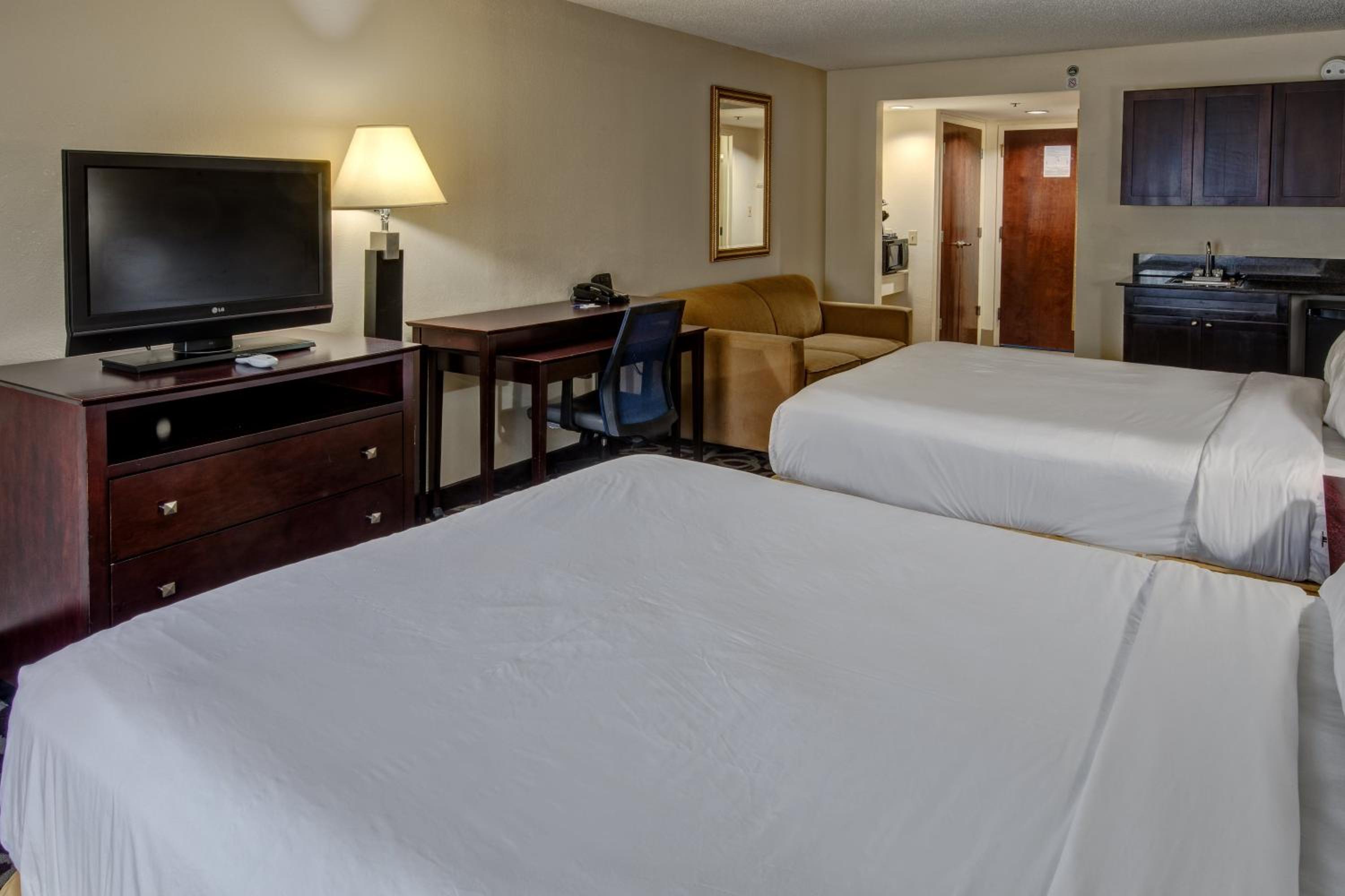 Queen Suite with Two Queen Beds - Photo 4
