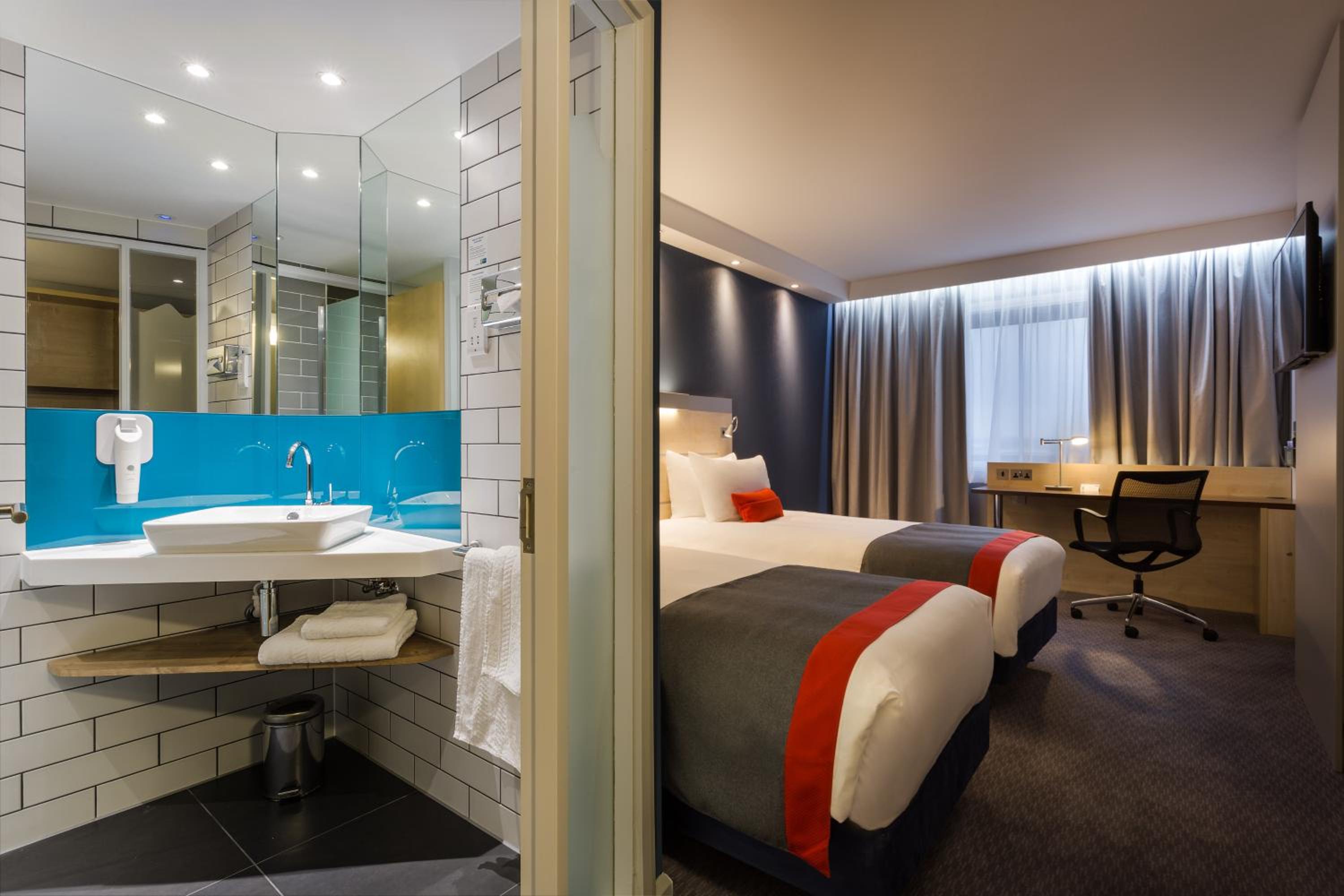 Standard Twin Room with Free Hot Breakfast - Photo 3