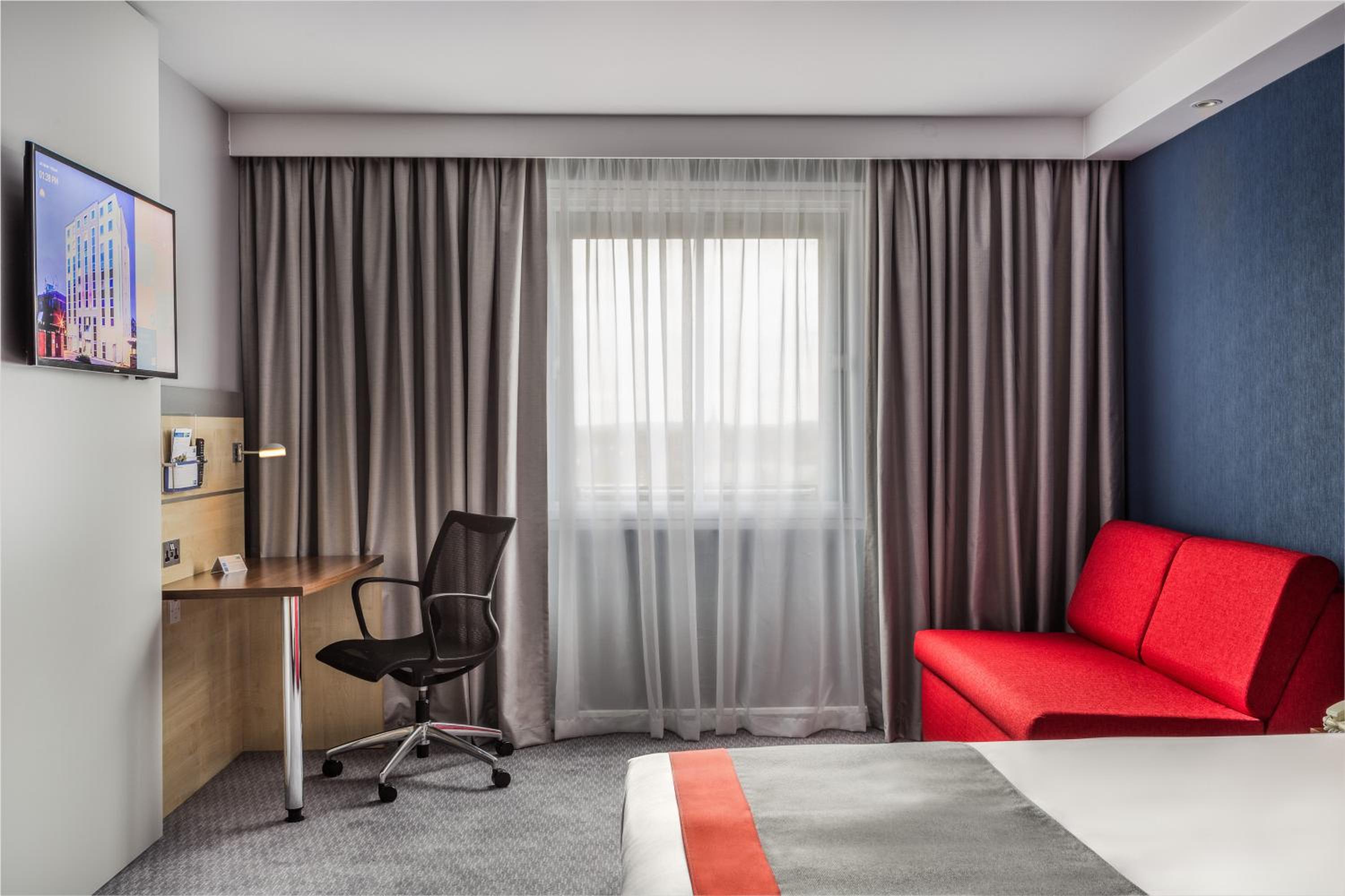Standard Double Room with Sofa Bed and Free Hot Breakfast - Photo 4