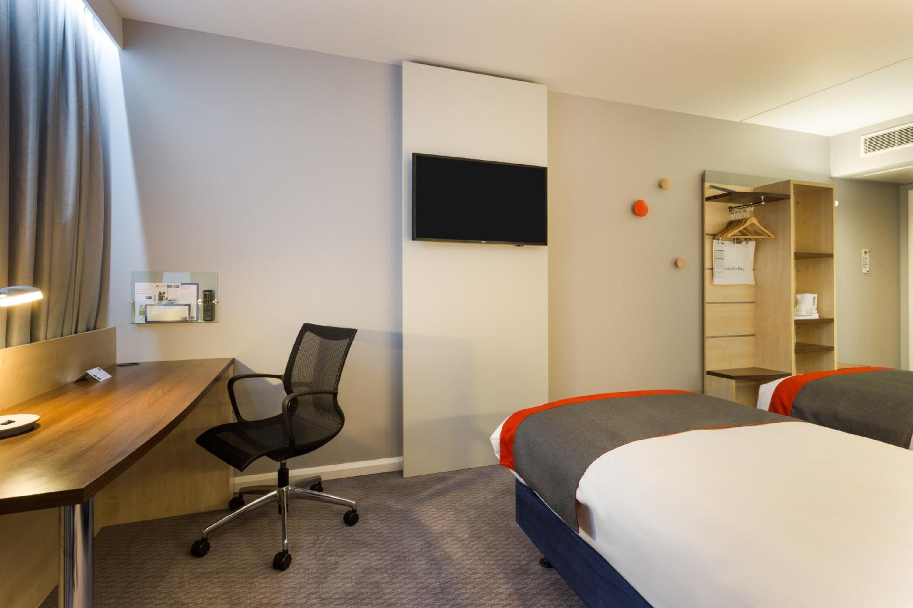 Standard Twin Room with Free Hot Breakfast - Accessible photo 2
