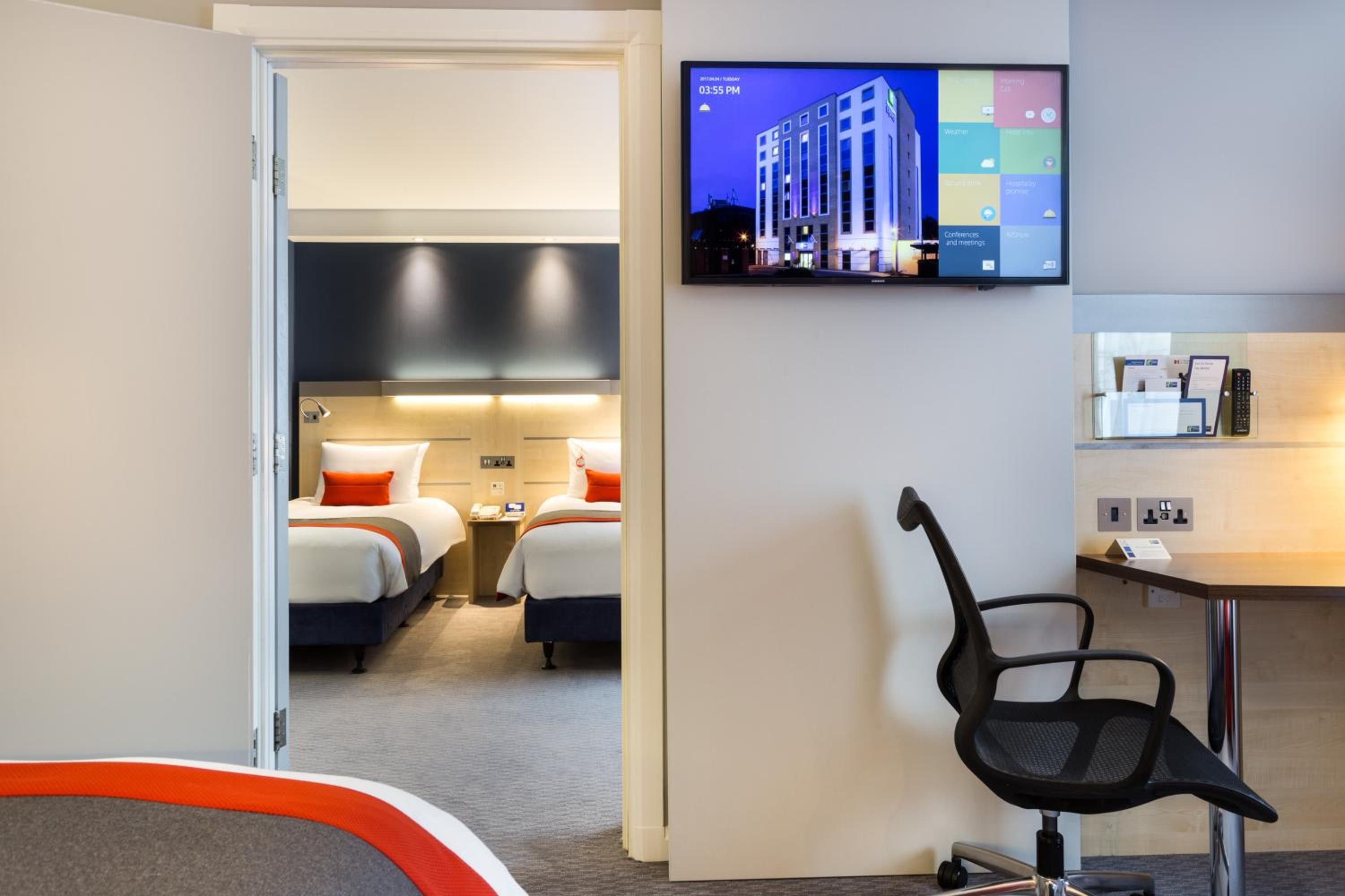 Standard Twin Room with Free Hot Breakfast - Accessible photo 3