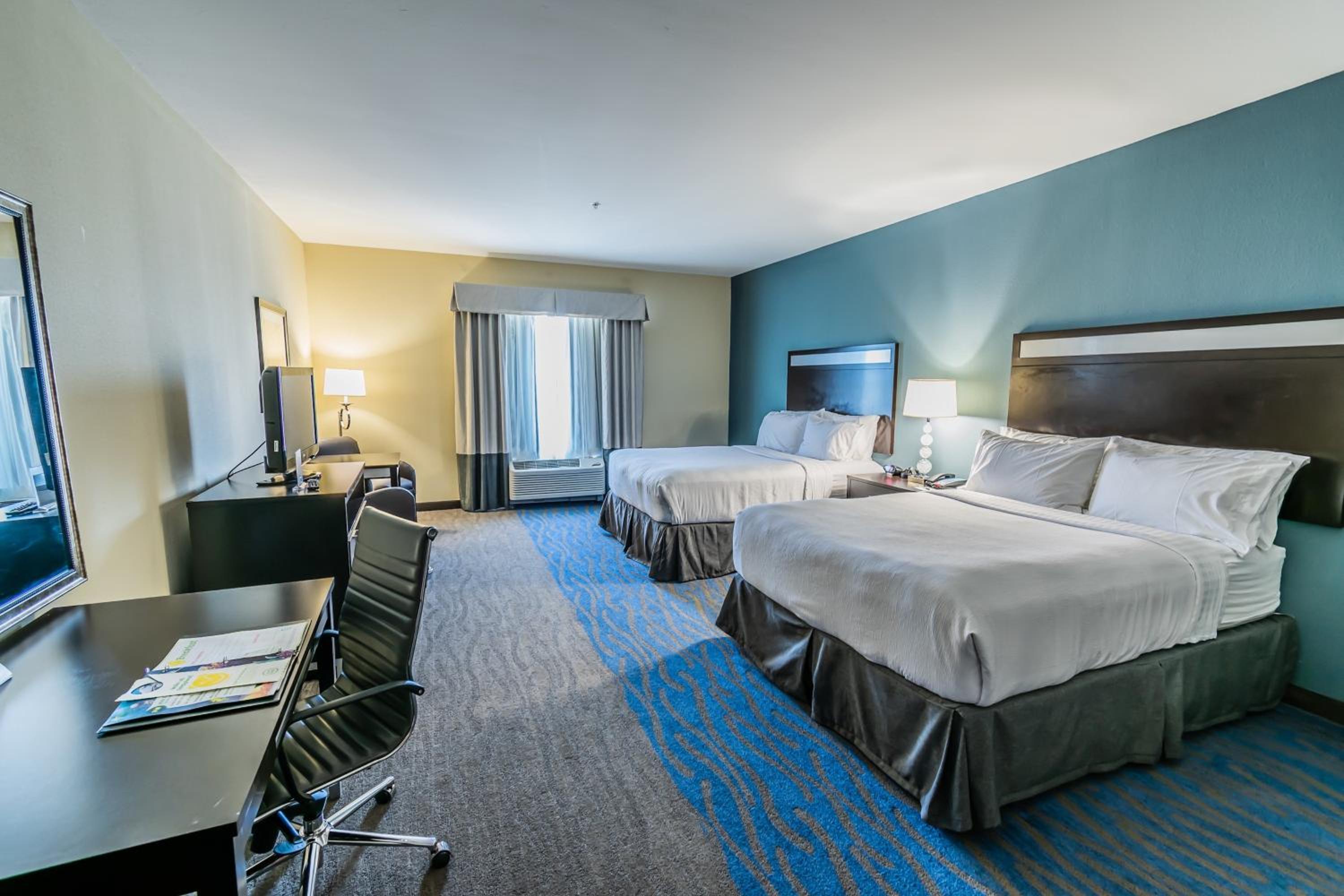 Standard Queen Room with Two Queen Beds - Photo 4