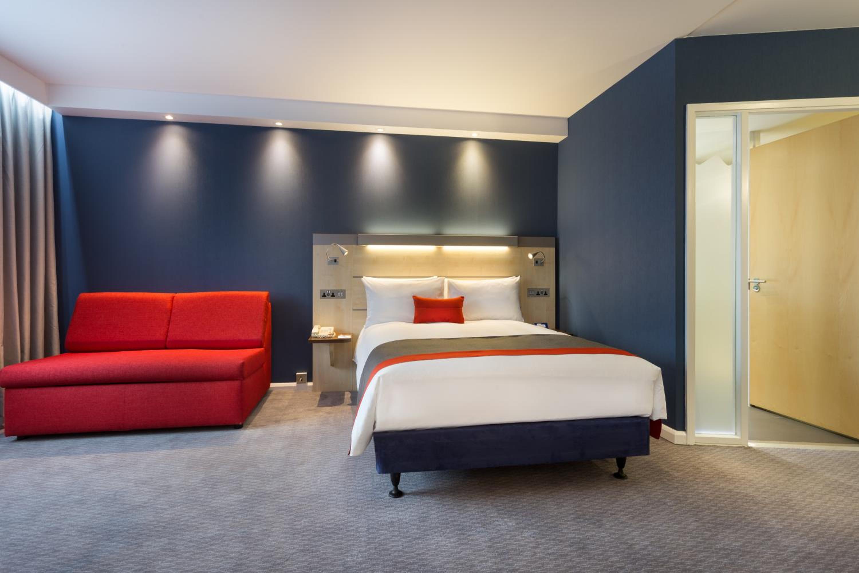Standard Double Room with Sofa Bed and Free Hot Breakfast - Photo 6