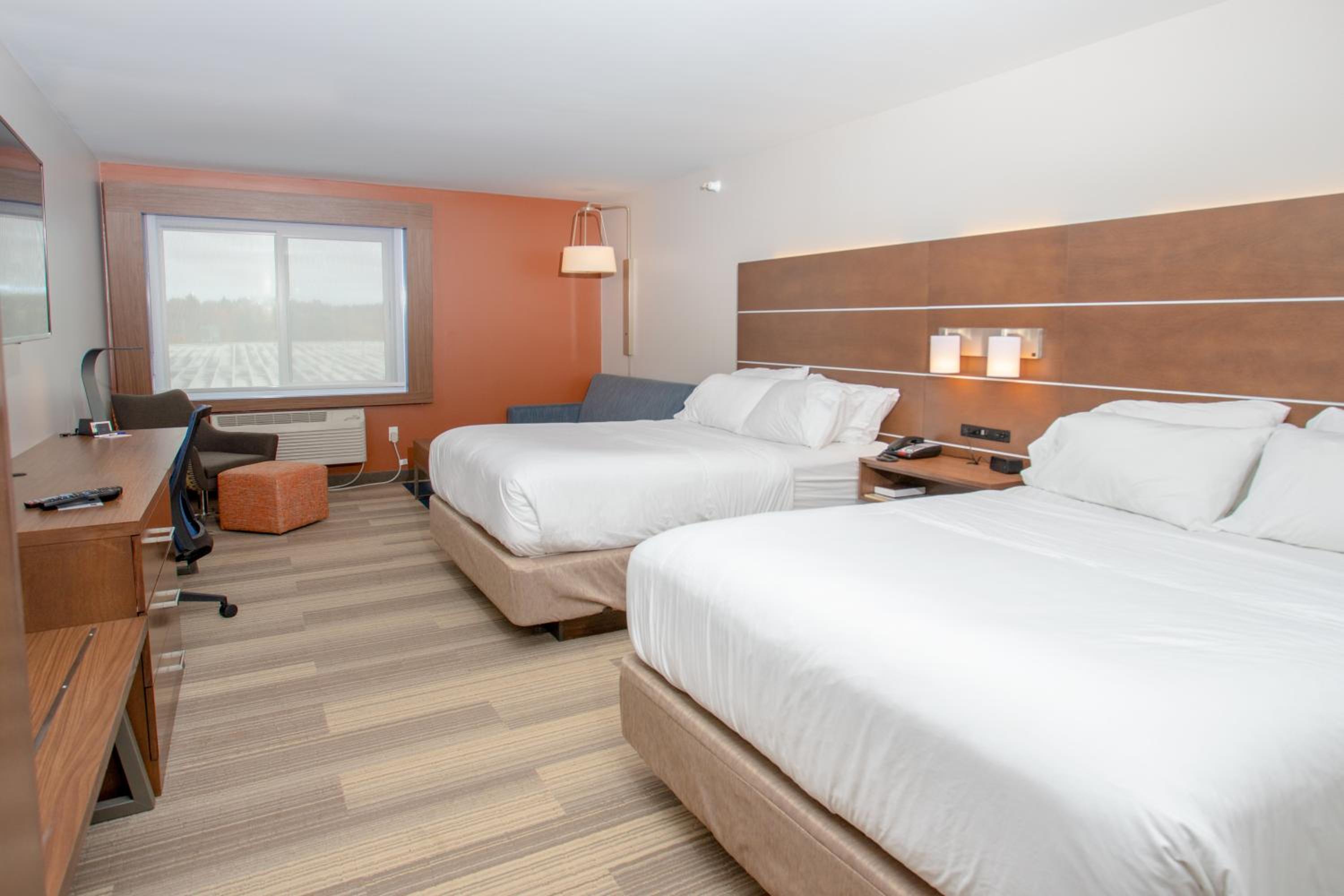 Queen Room with Two Queen Beds and Sofa Bed - Photo 4