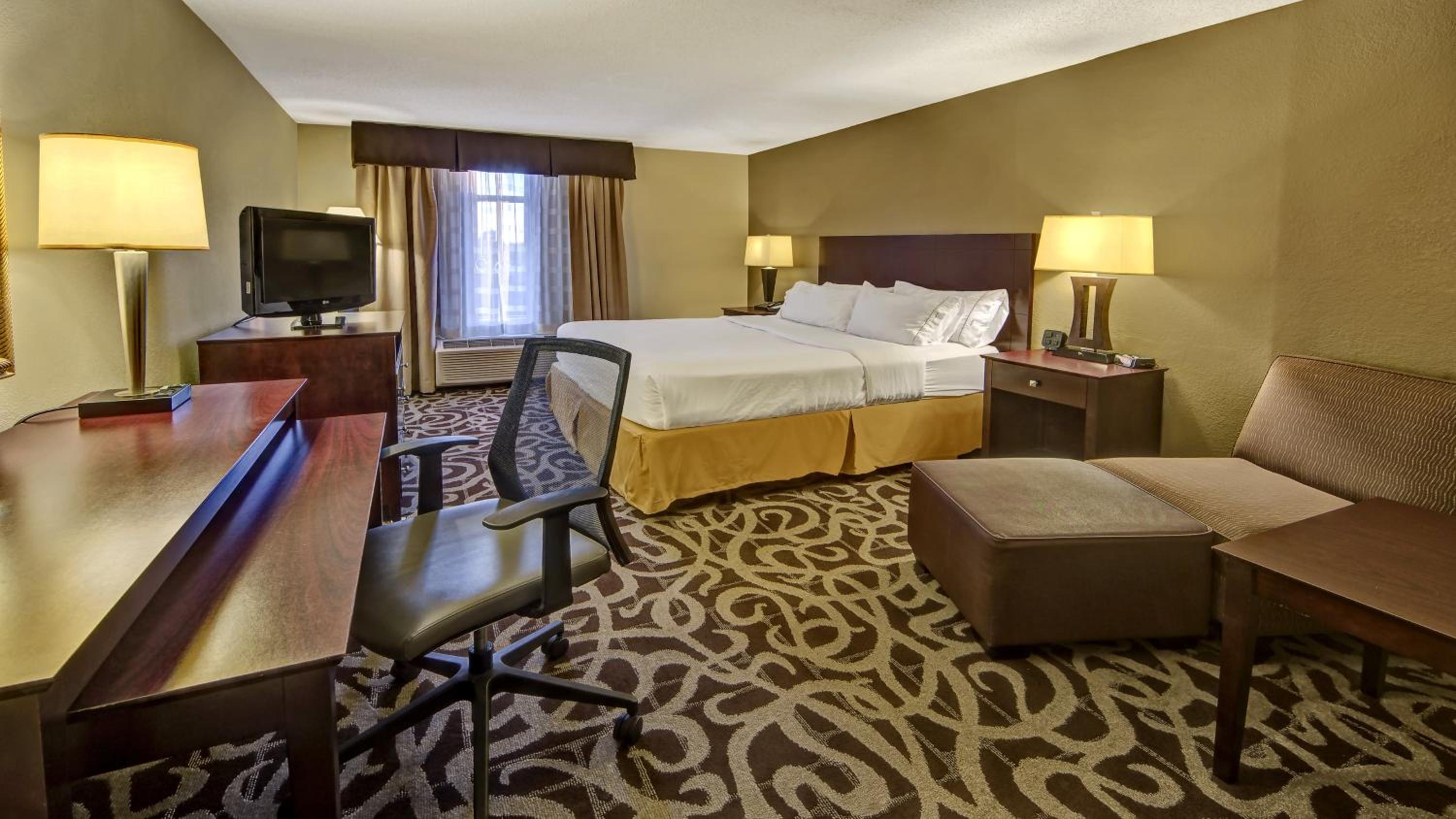 Standard King Room with Sofa Bed - Photo 2
