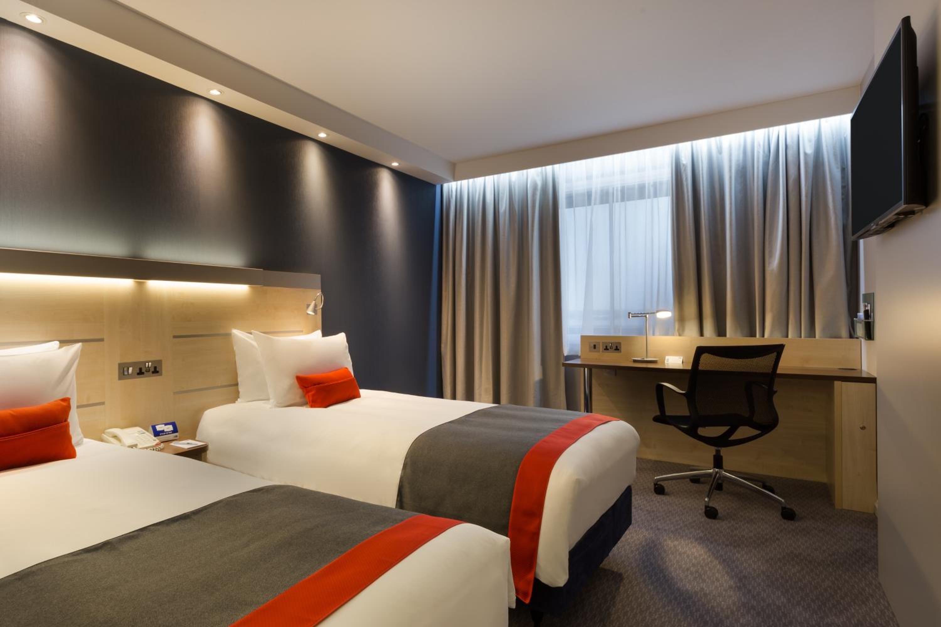 Standard Twin Room with Free Hot Breakfast - Accessible photo 1