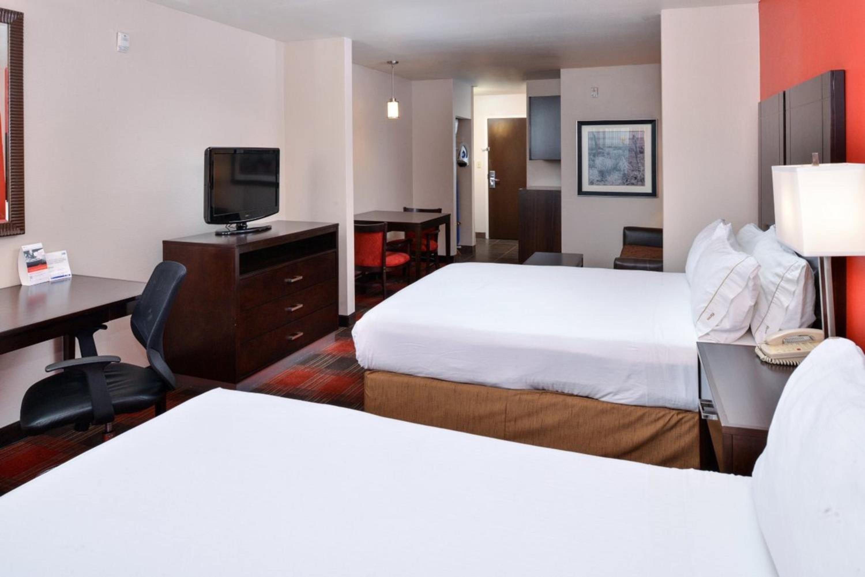Queen Suite with Two Queen Beds - Photo 1