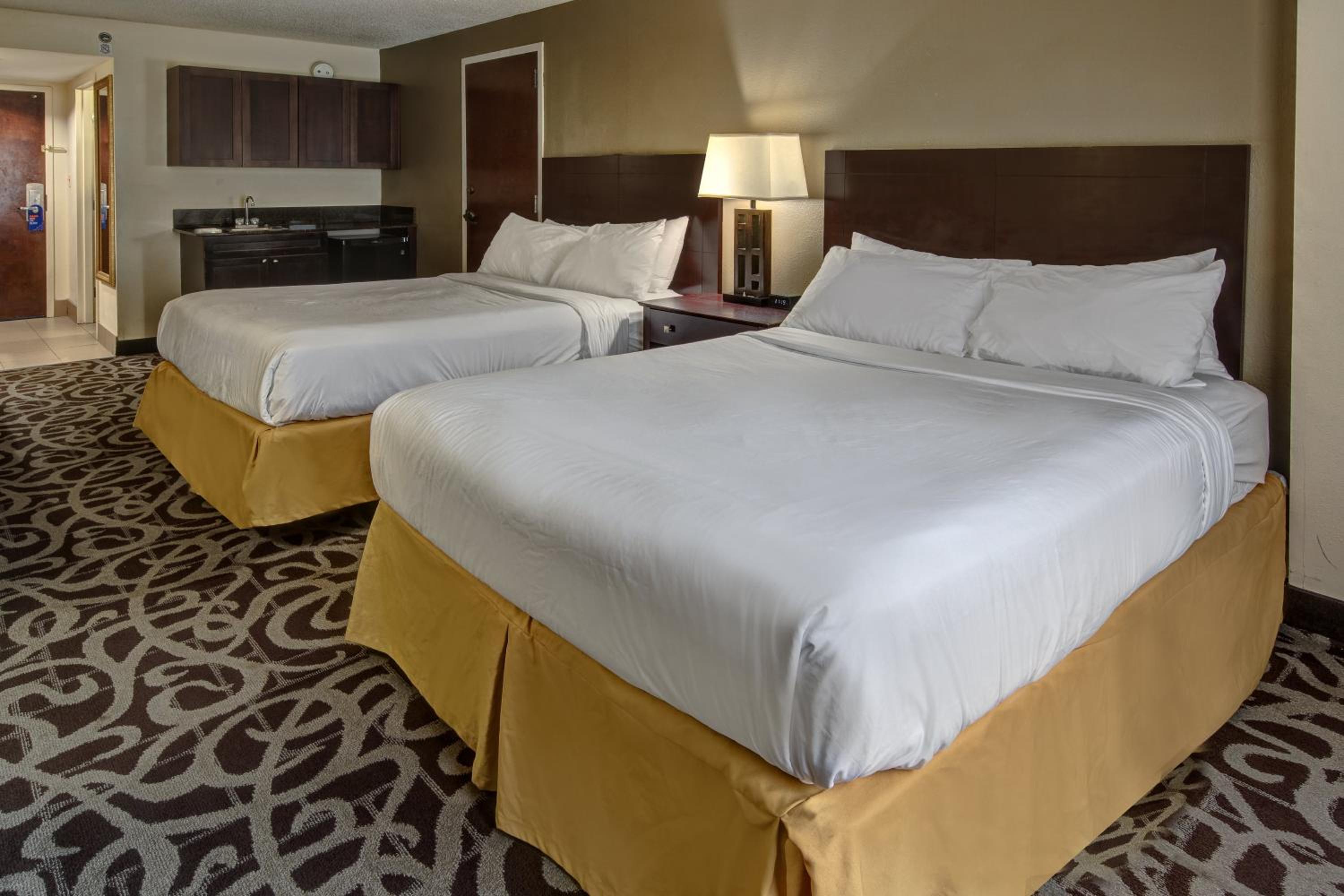 Queen Suite with Two Queen Beds - Photo 5