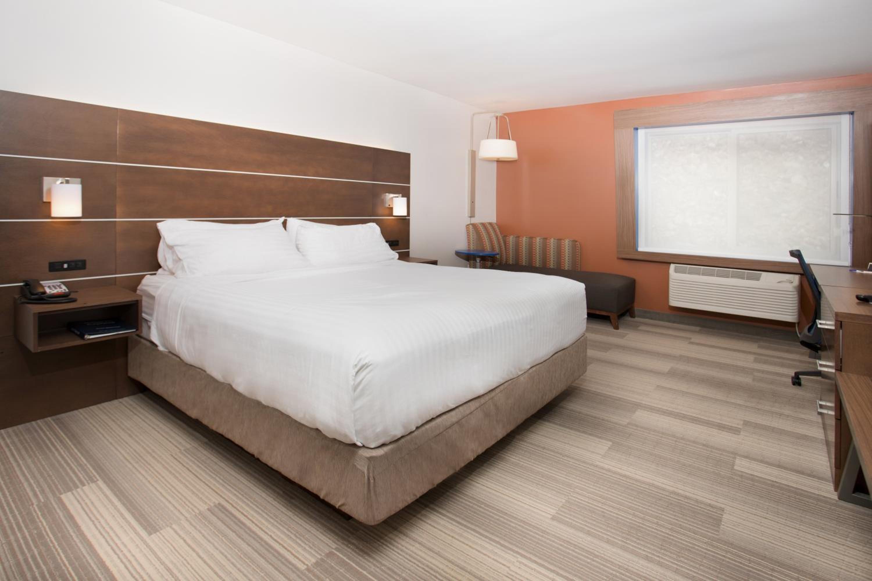 Standard King Room - Photo 3