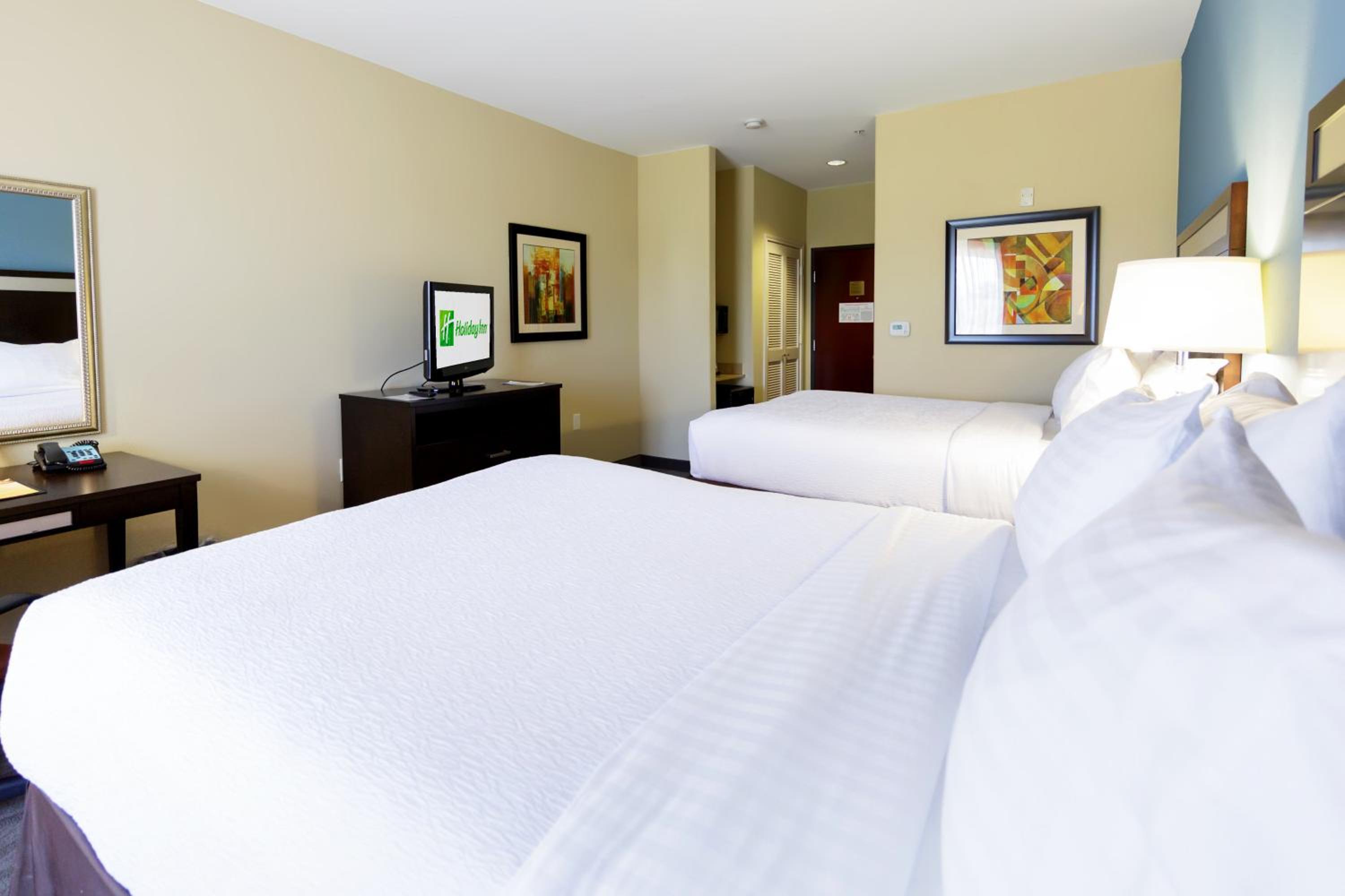 Standard Queen Room with Two Queen Beds - Photo 2