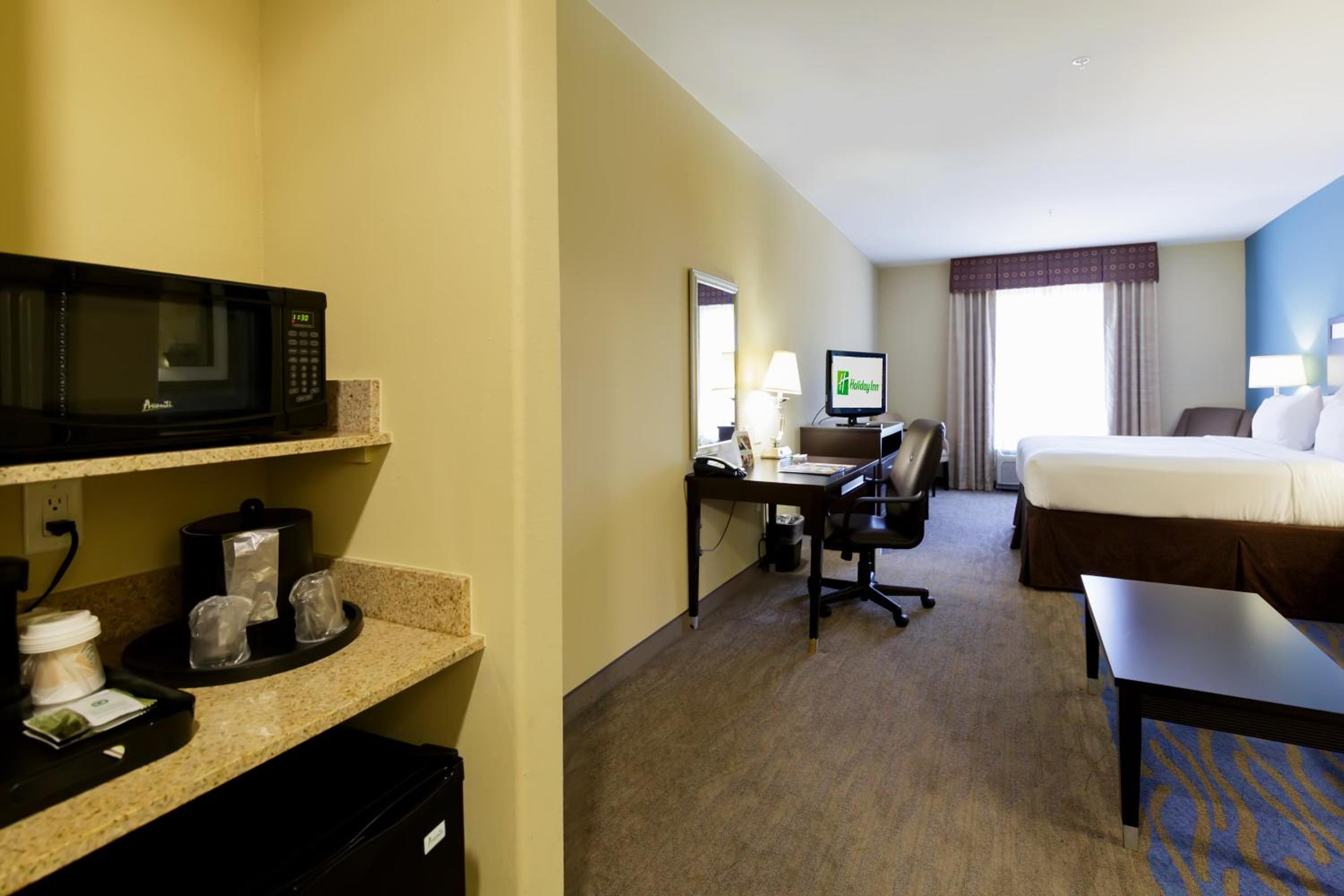 Standard King Room with Sofa Bed - Photo 3