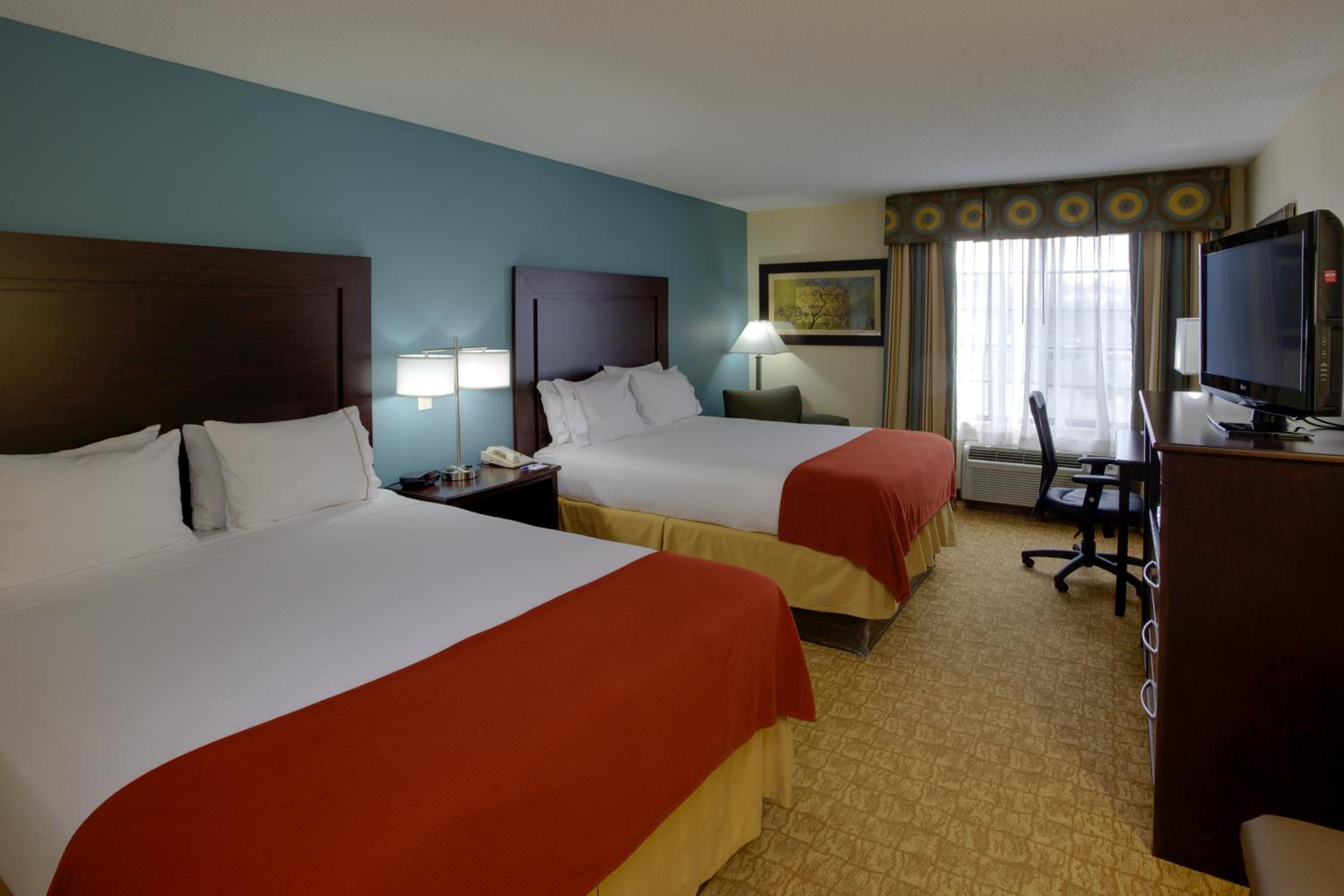 Standard Room with Two Queen Beds - Photo 1