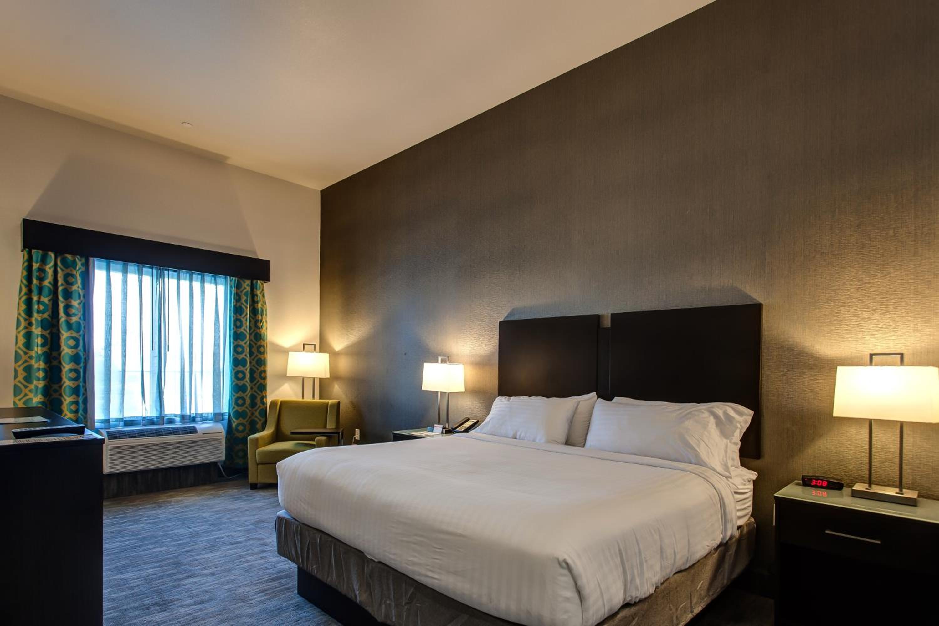 King Room - Mobility Access/Hearing Accessible photo 2