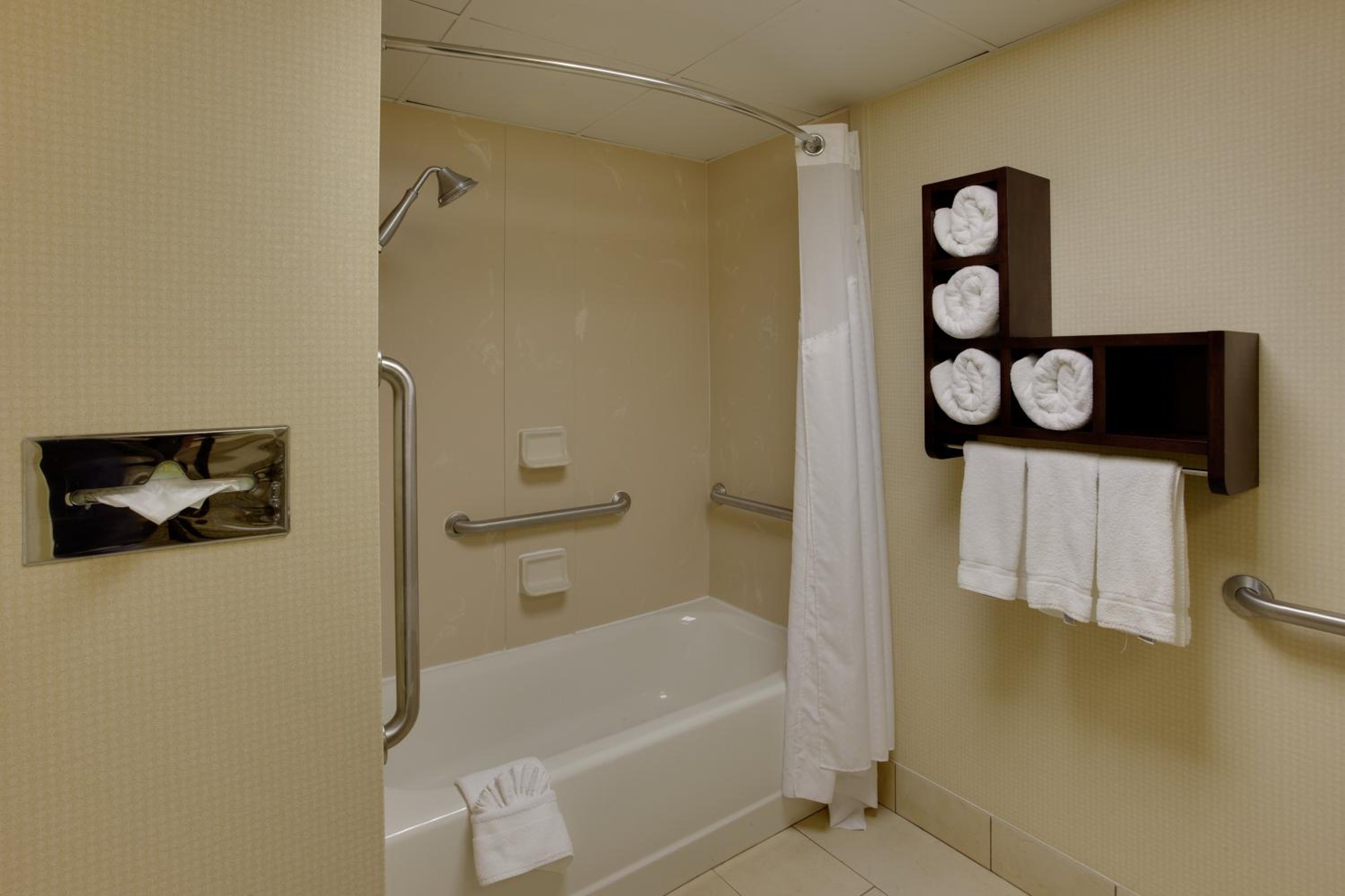 Standard Queen Room with Two Queen Beds and Mobility Accessible Tub - Photo 3