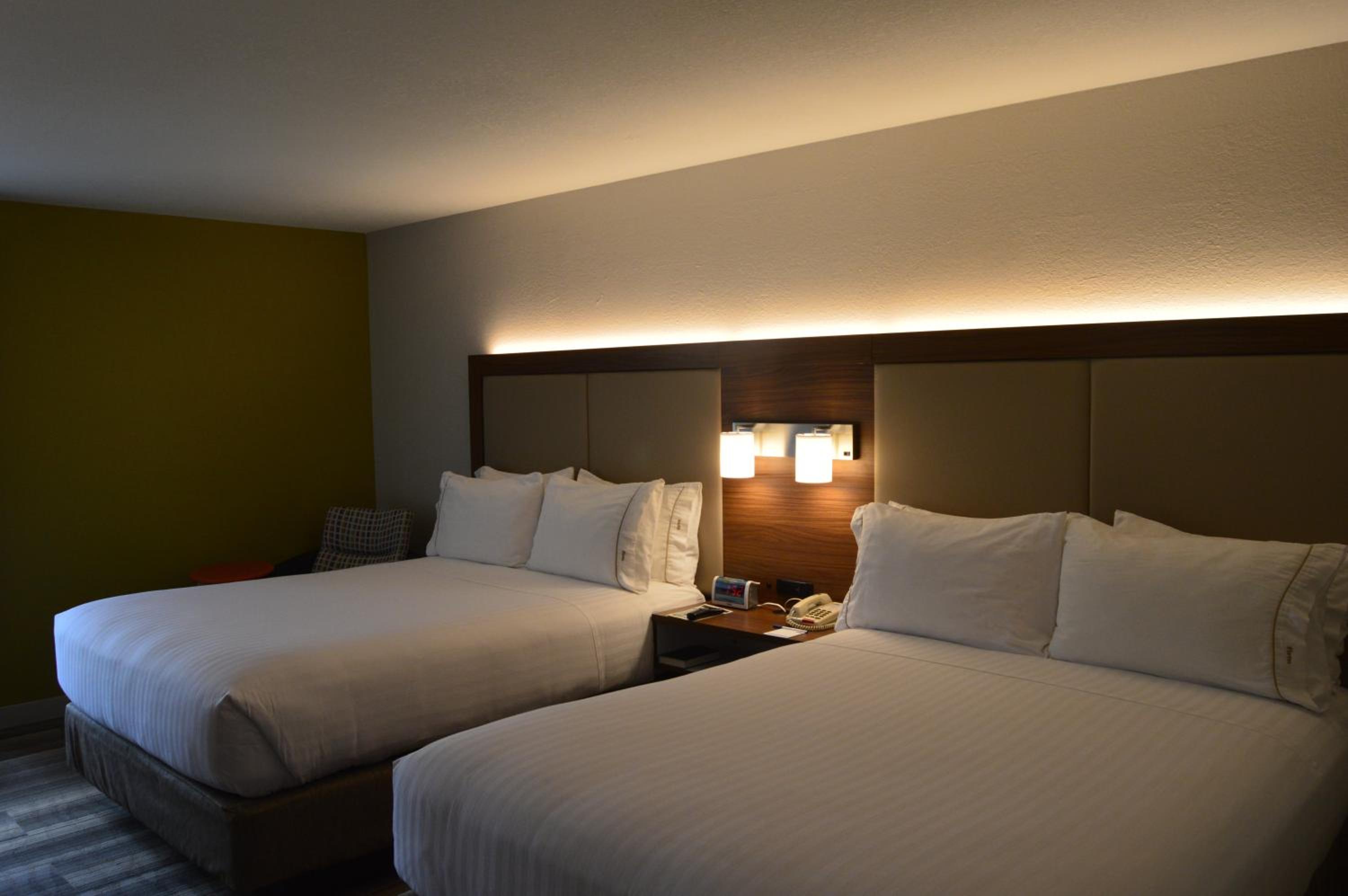 Standard Room with Two Queen Beds - Photo 1