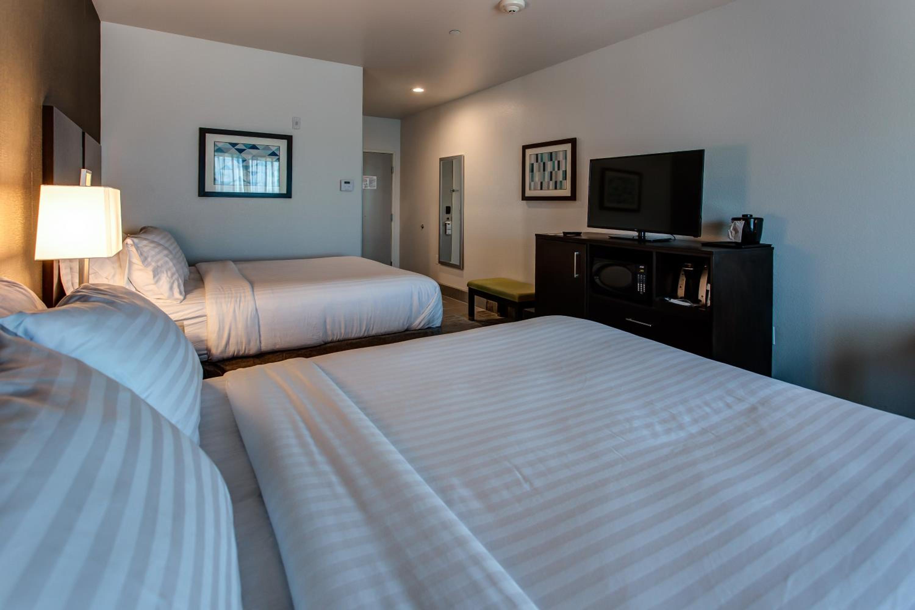 Standard Queen Room with Two Queen Beds photo 1