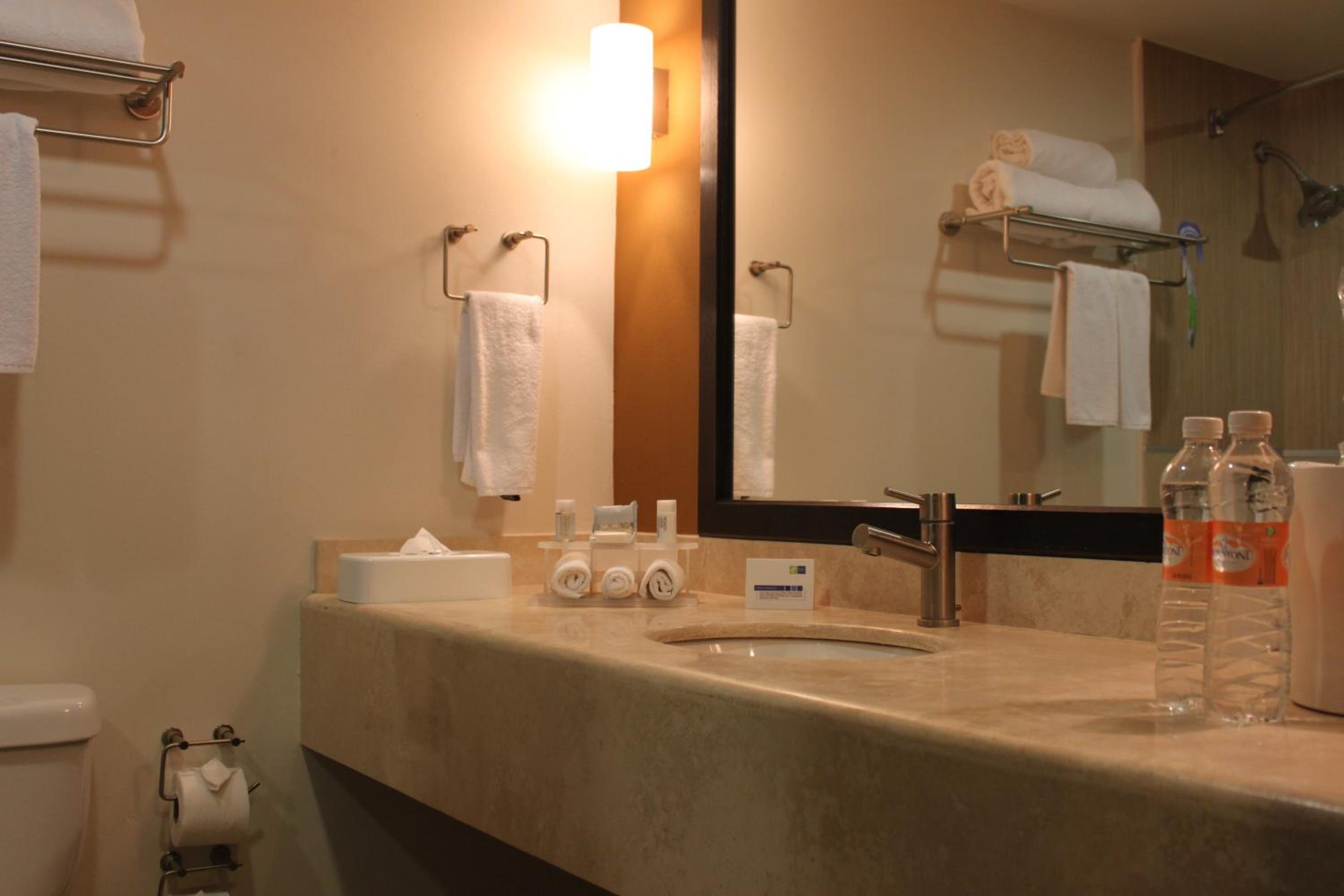 Standard King Room - Photo 3