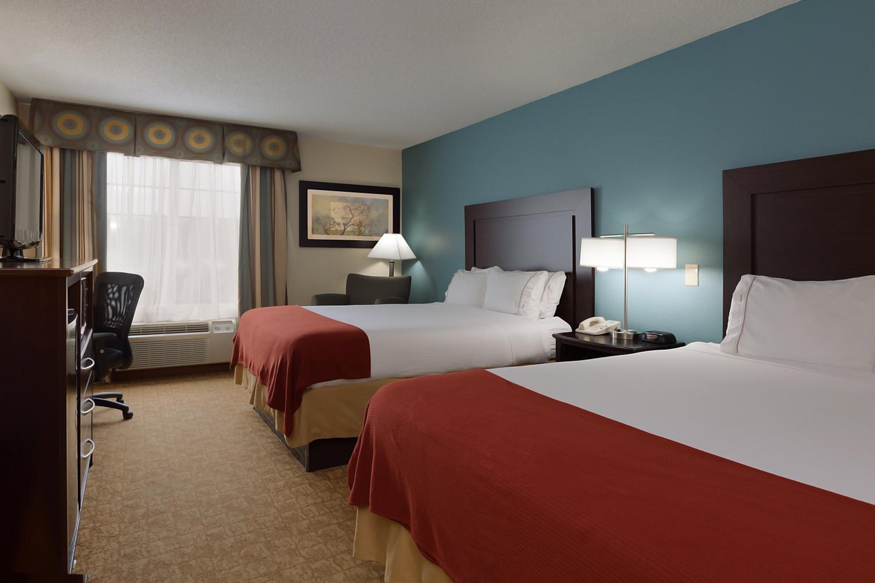 Standard Room with Two Queen Beds - Photo 2