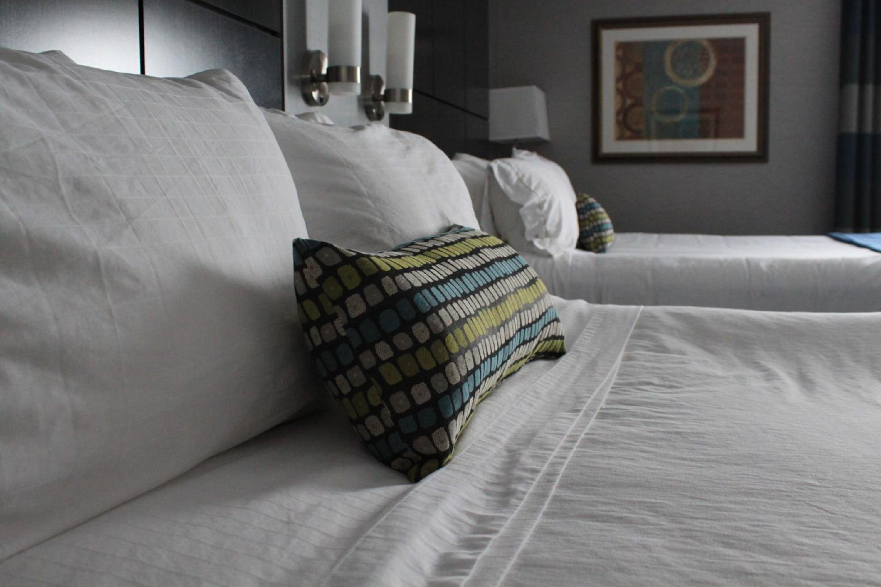 Standard Queen Room with Two Queen Beds - Communications Accessible - Photo 4