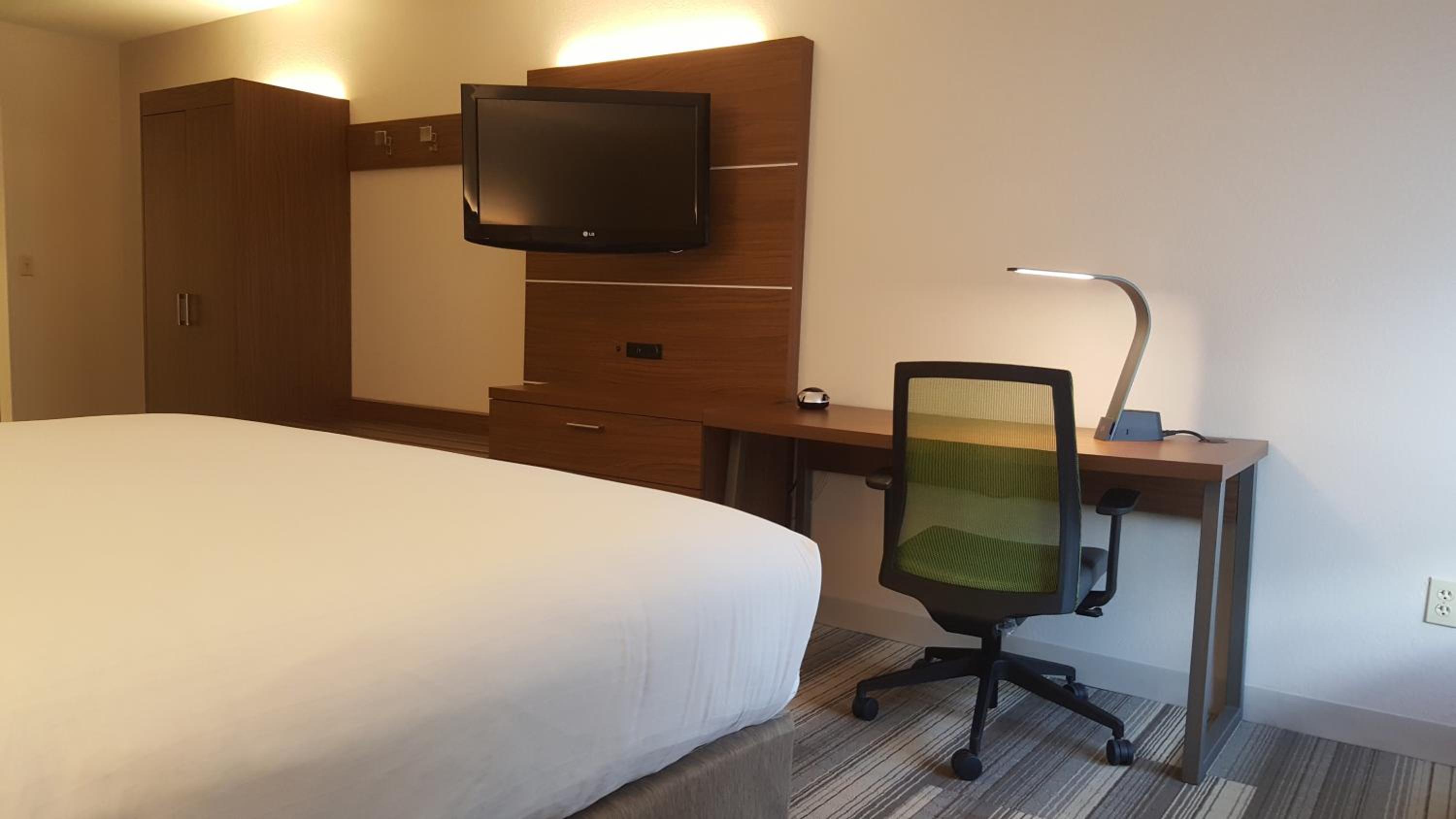 Standard King Room - Photo 3