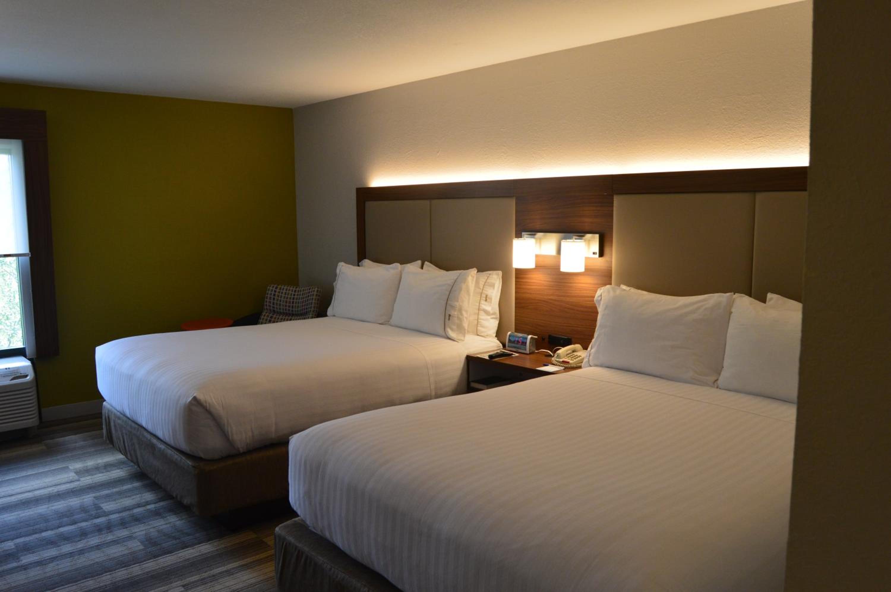 Standard Room with Two Queen Beds - Photo 2