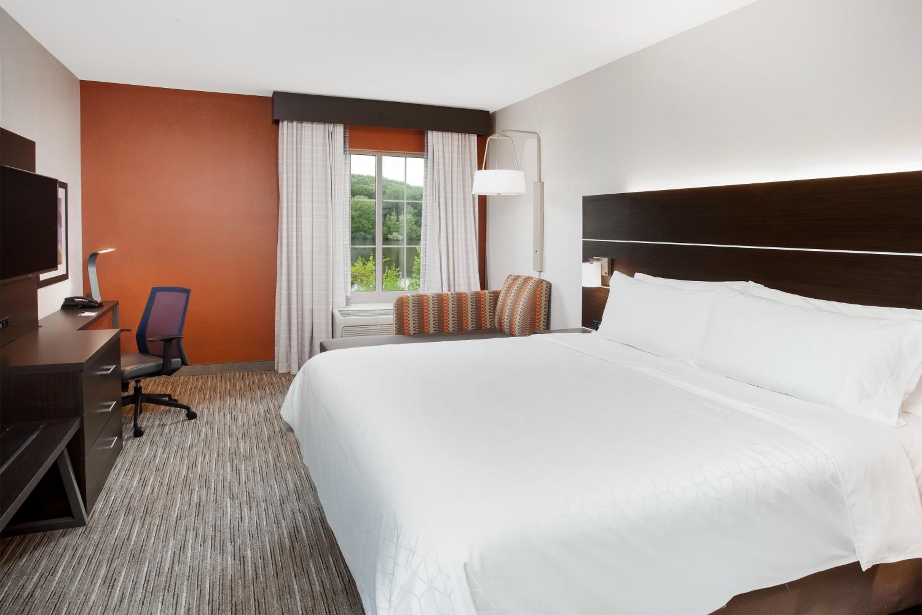 King Room - Mobility Access/Hearing Accessible - Photo 2