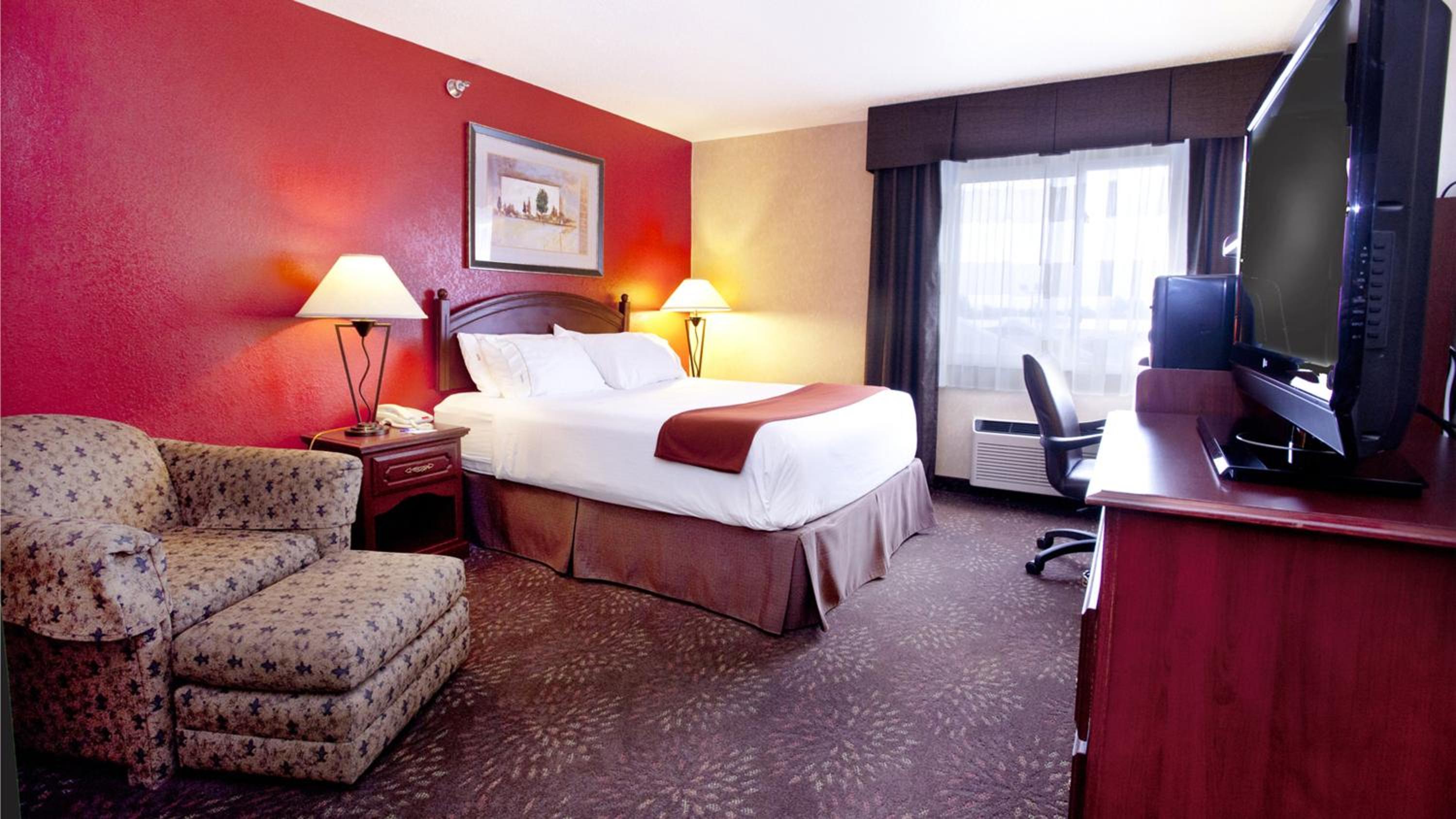 Queen Room - Hearing Accessible - Photo 2