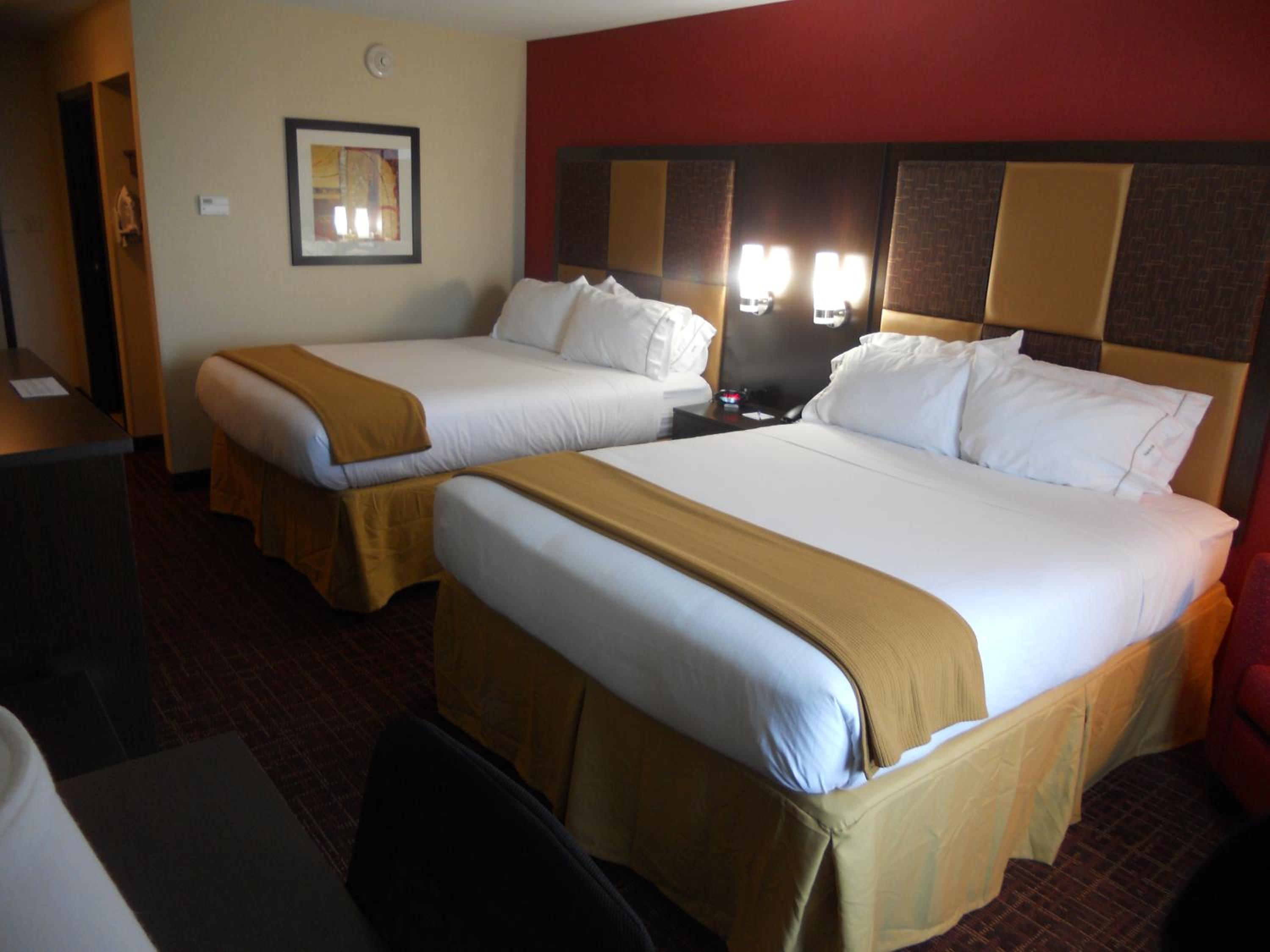 Queen Suite with Two Queen Beds photo 1