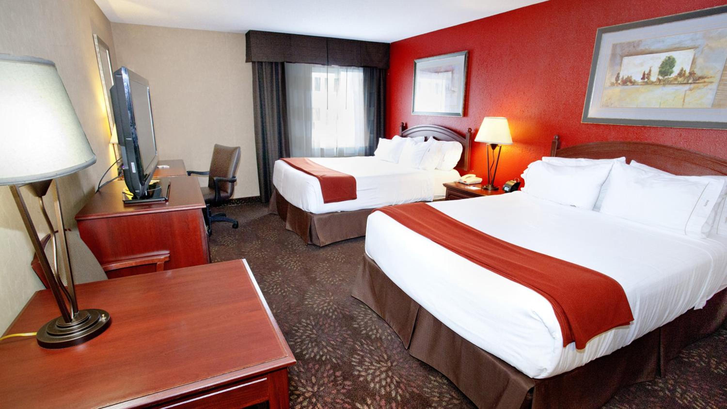 Standard Room with Two Queen Beds - Photo 3