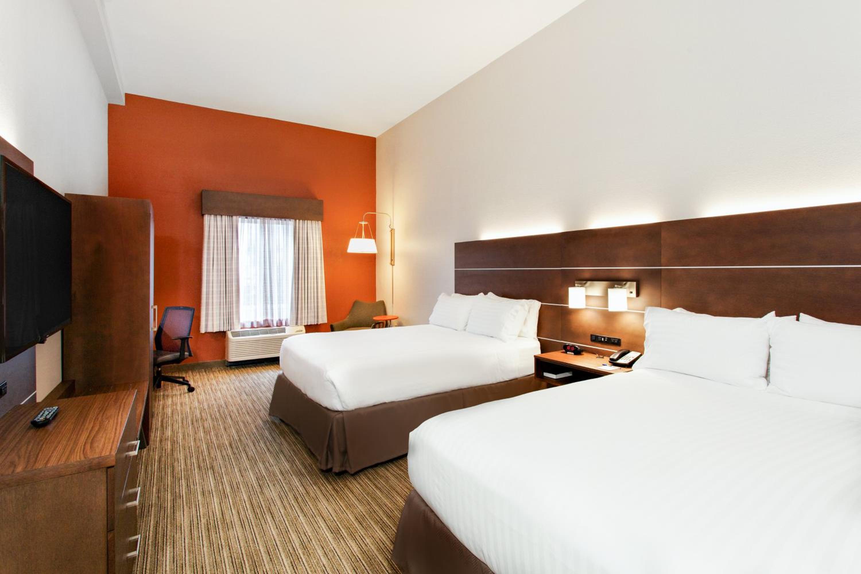 Double Room with Two Double Beds - Disability Access with Bathtub/Non-Smoking - Photo 1