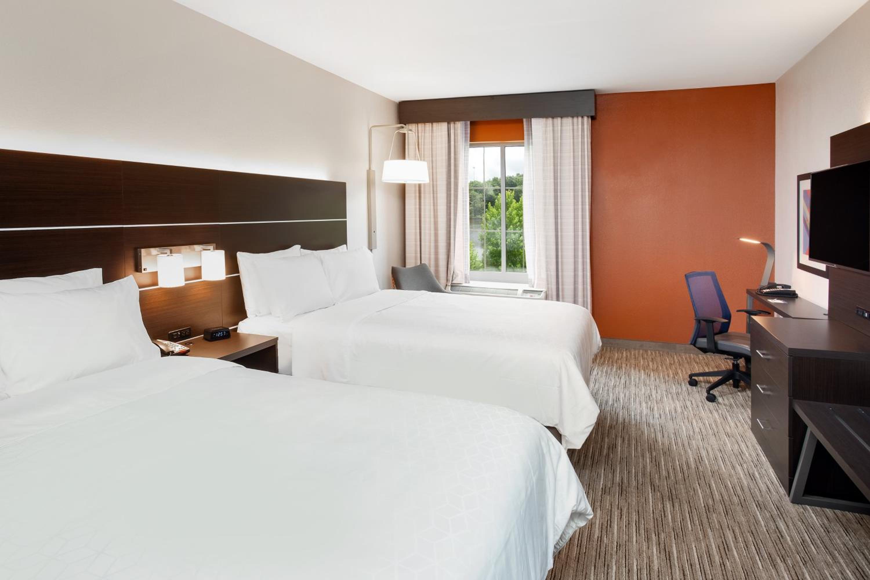 Standard Queen Room with Two Queen Beds - Photo 2