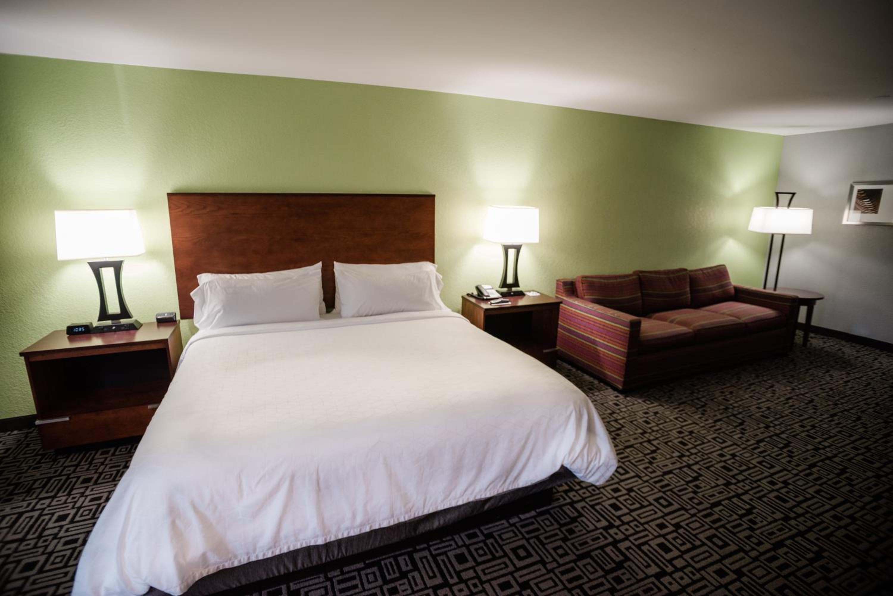 Standard King Room with Sofa Bed - Non-Smoking - Photo 2