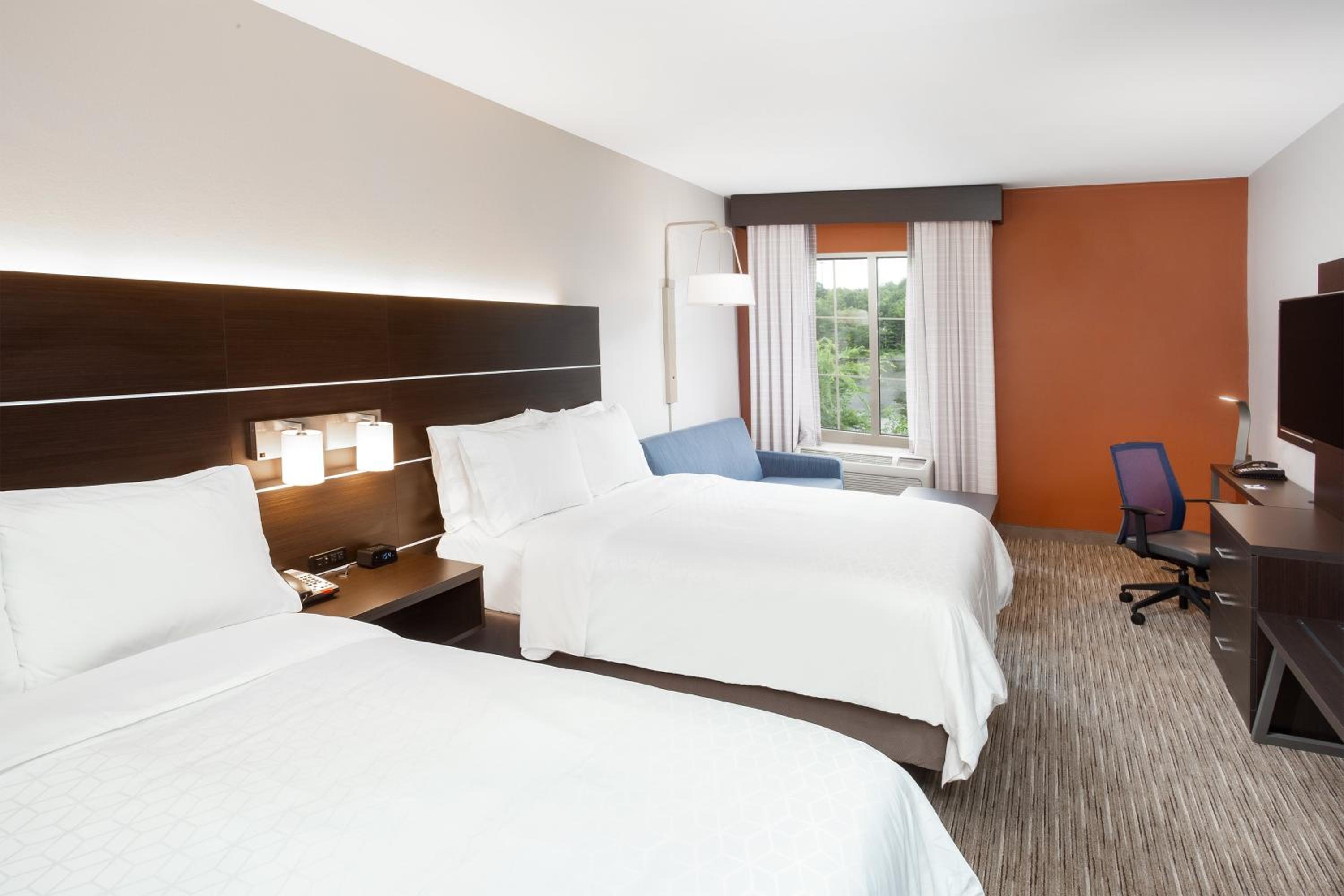Standard Queen Room with Two Queen Beds - Extra Floor Space - Photo 2