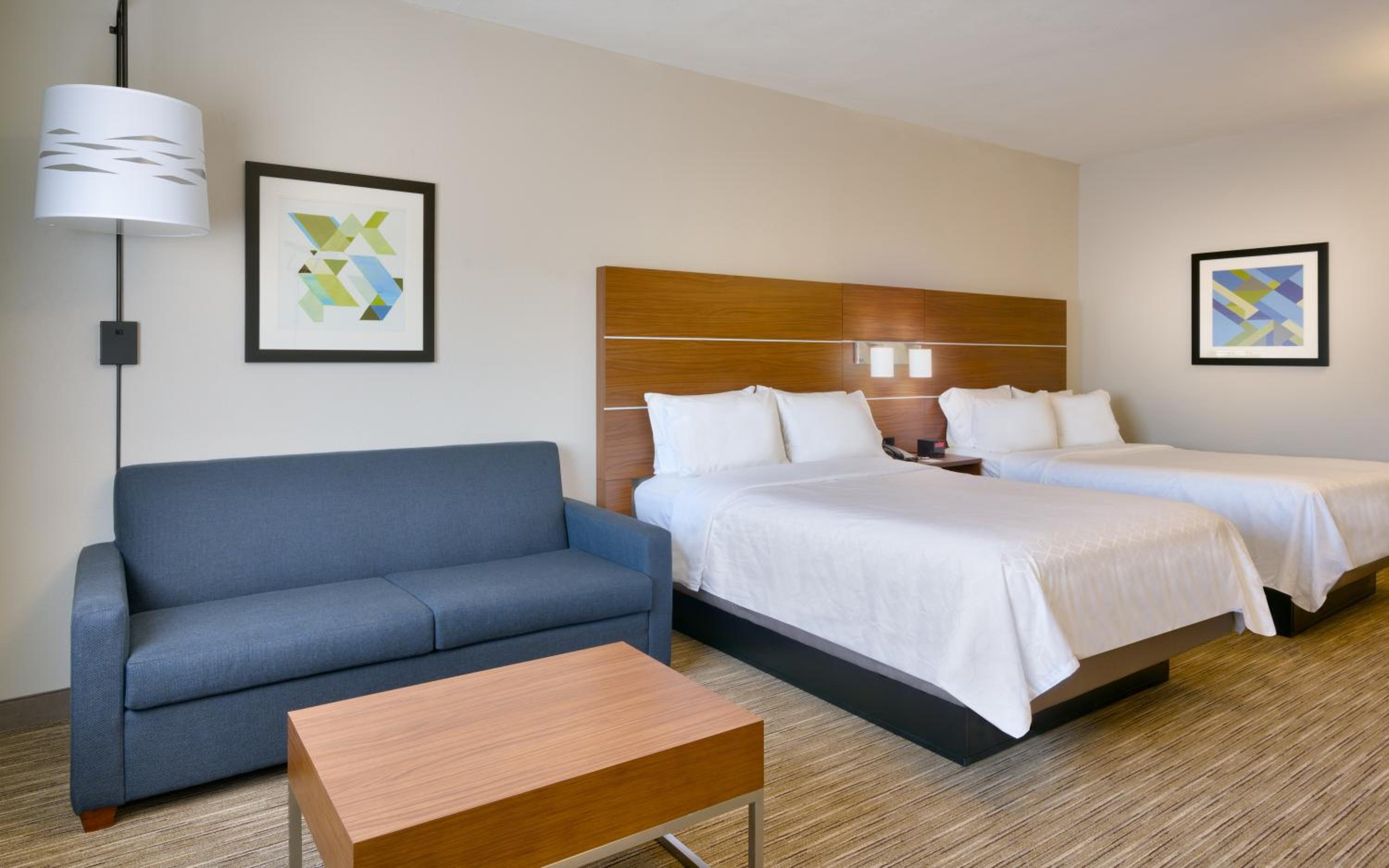Standard Room with Two Queen Beds - Photo 3