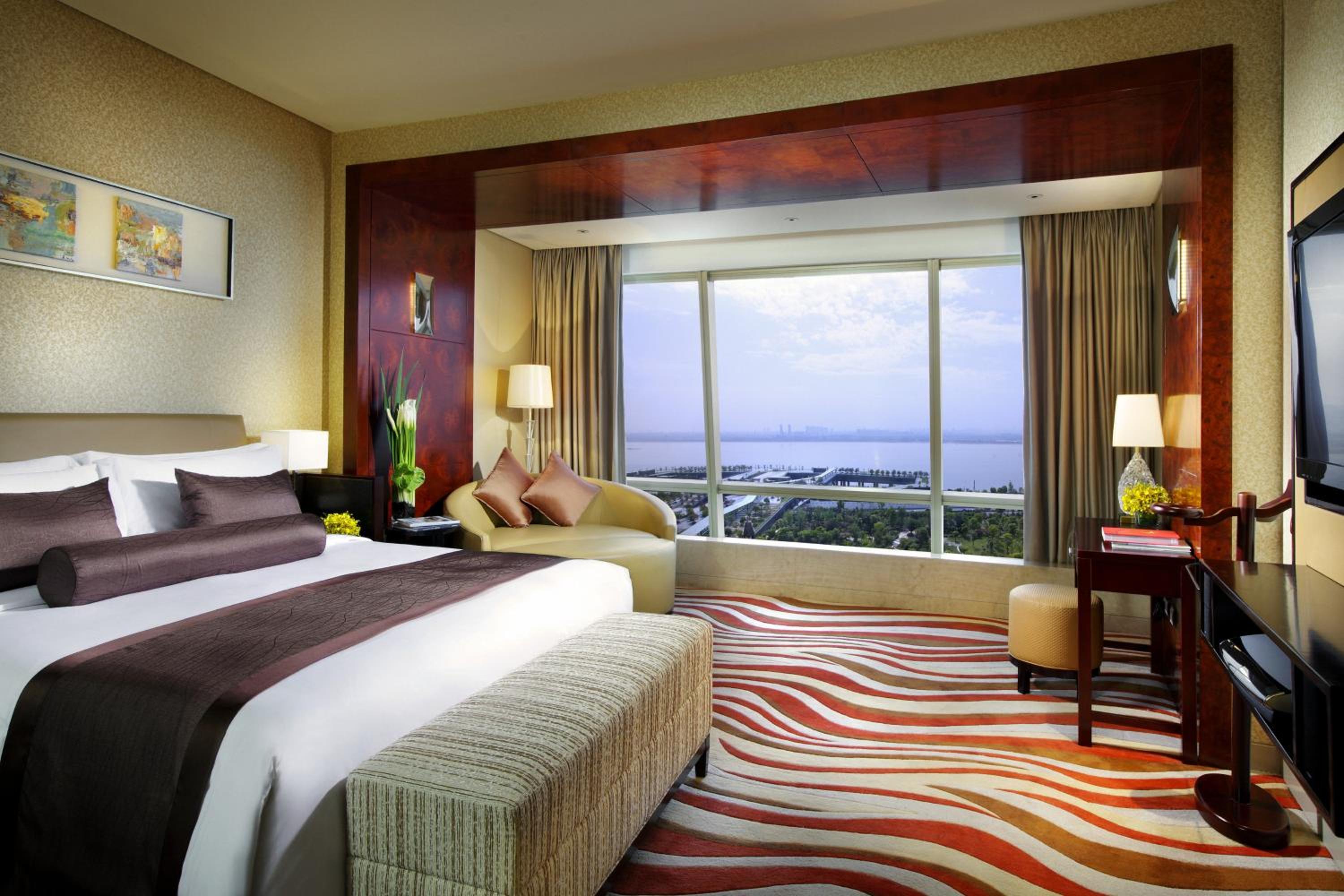 One-Bedroom King Suite with River View - Lounge Access - Photo 1