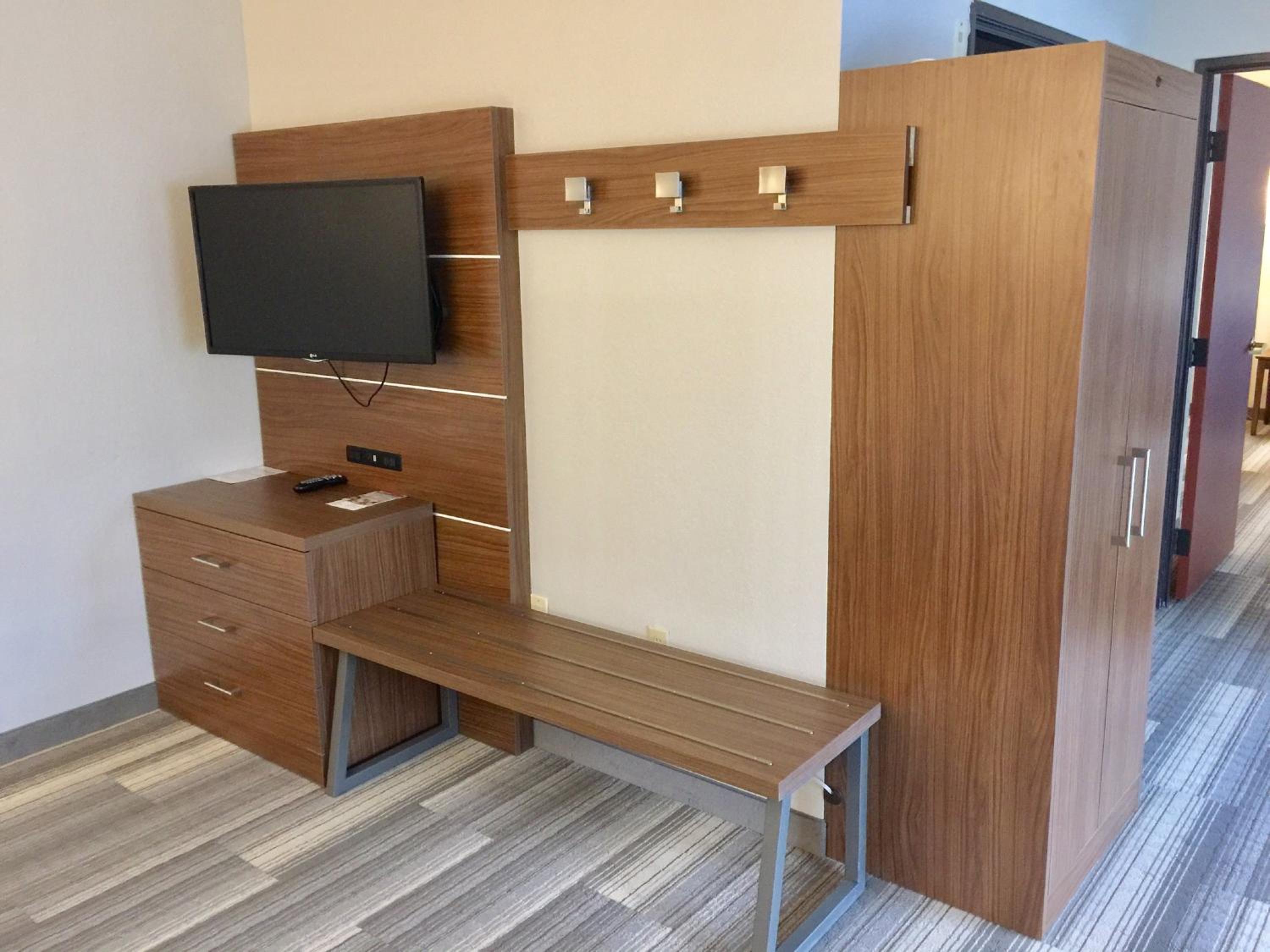 One-Bedroom King Suite - Photo 4