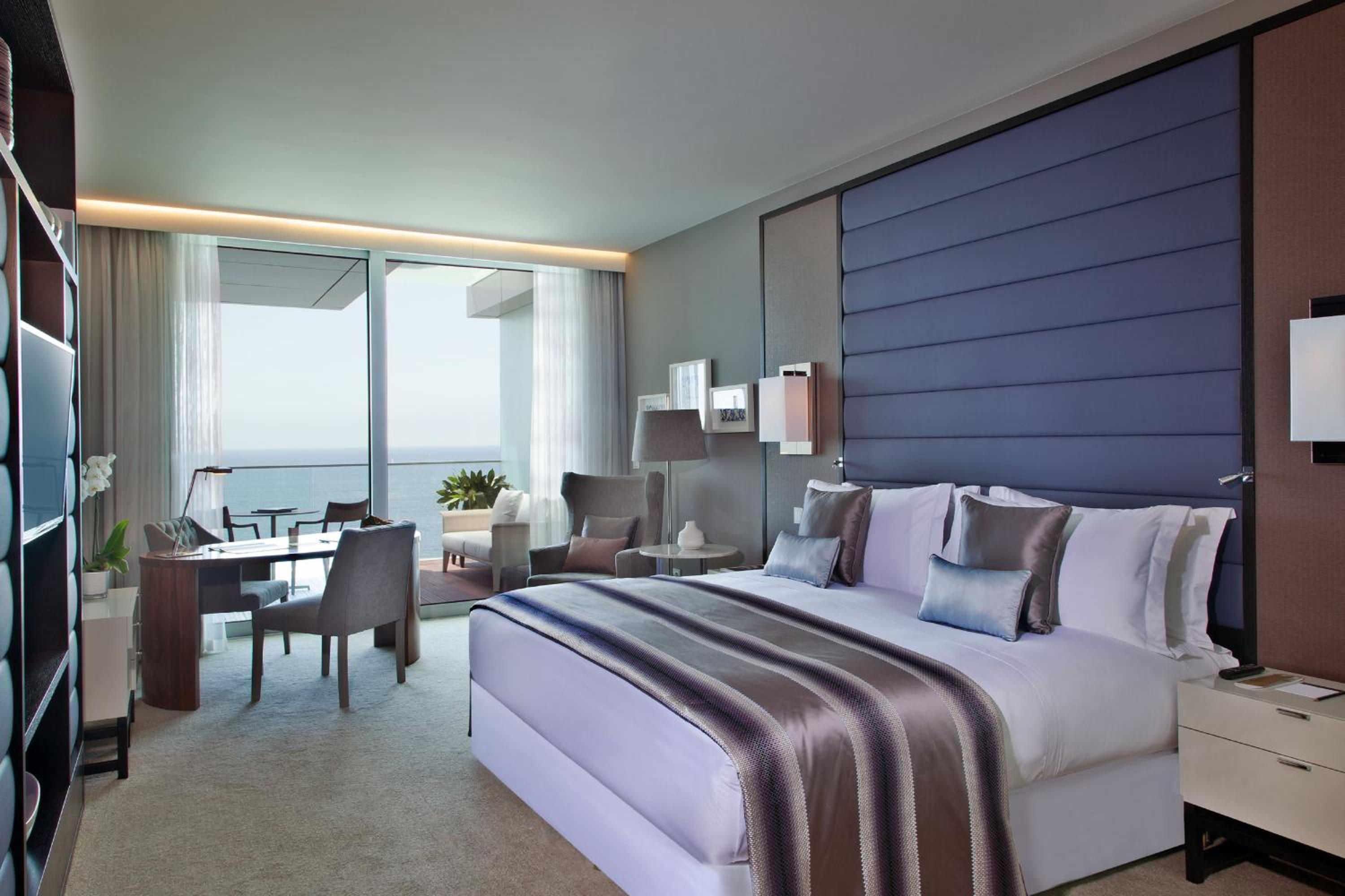 Klassisches Zimmer mit Kingsize-Bett und Meerblick