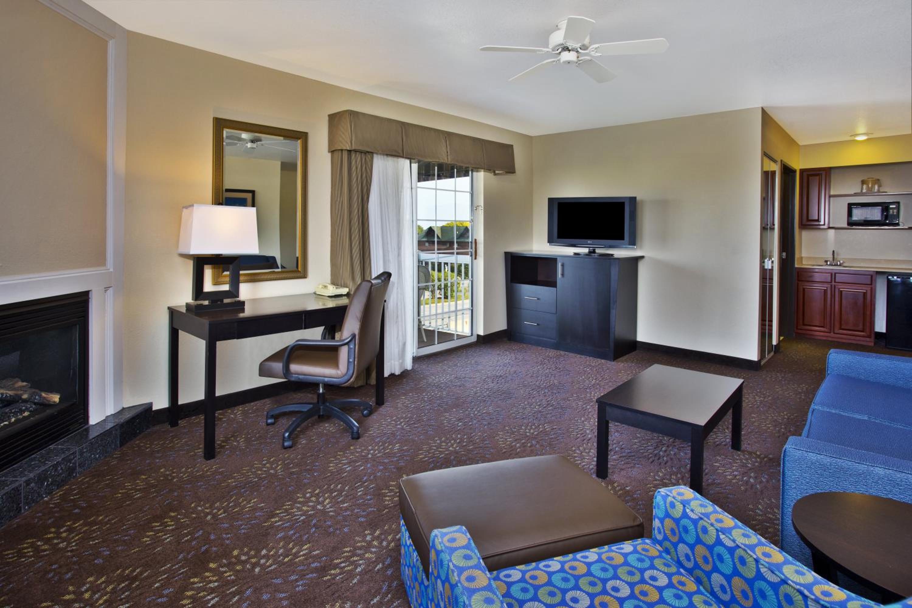 Suite with One King Bed and Two Queen Beds - Photo 1