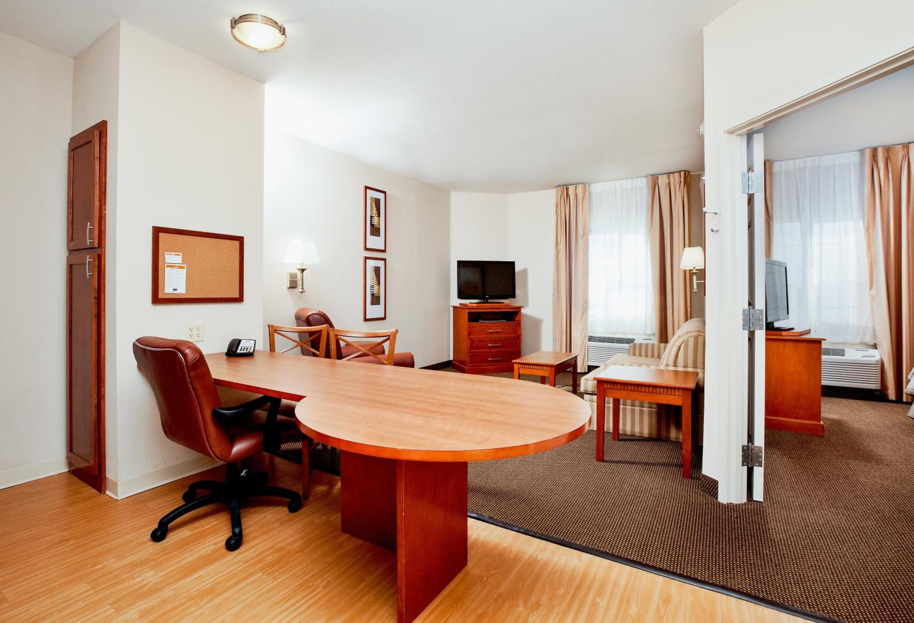 One-Bedroom Queen Suite - Photo 3