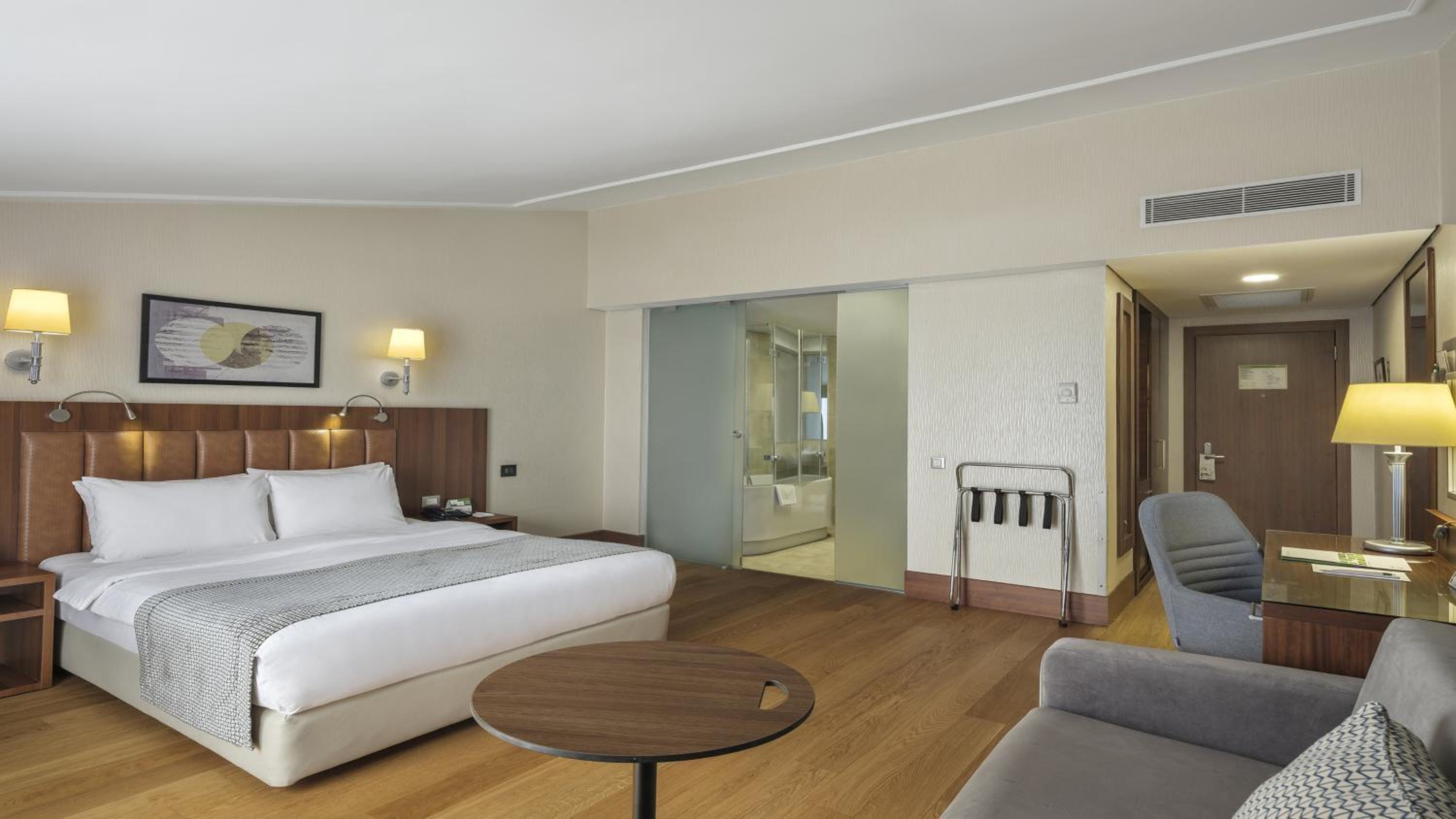 Queen Suite with Balcony photo 2