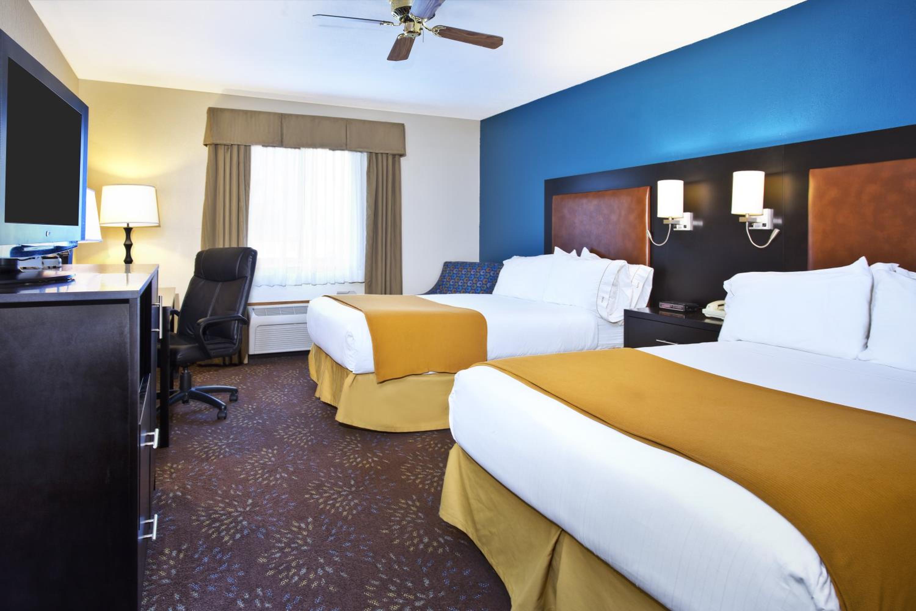 Standard Room with Two Queen Beds - Photo 1