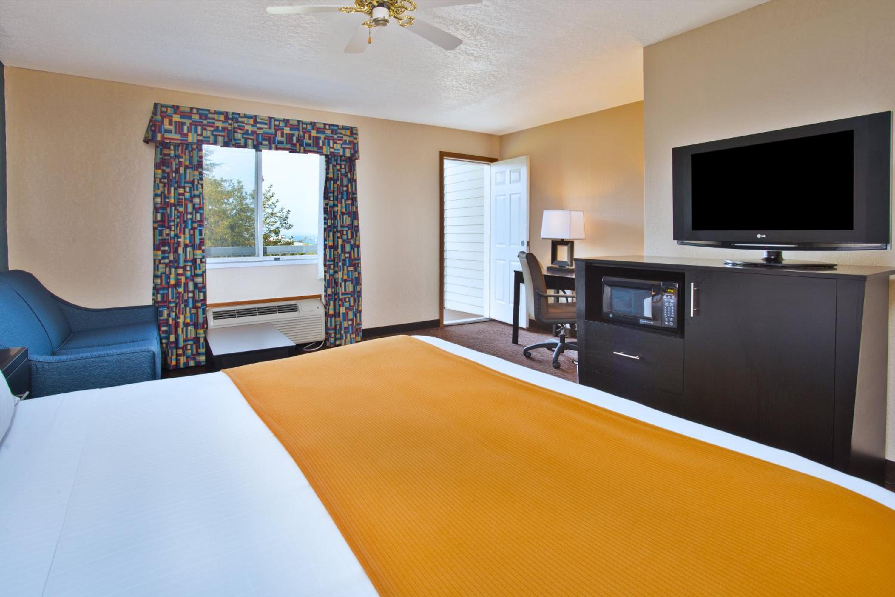 Standard King Room with Balcony - Photo 1
