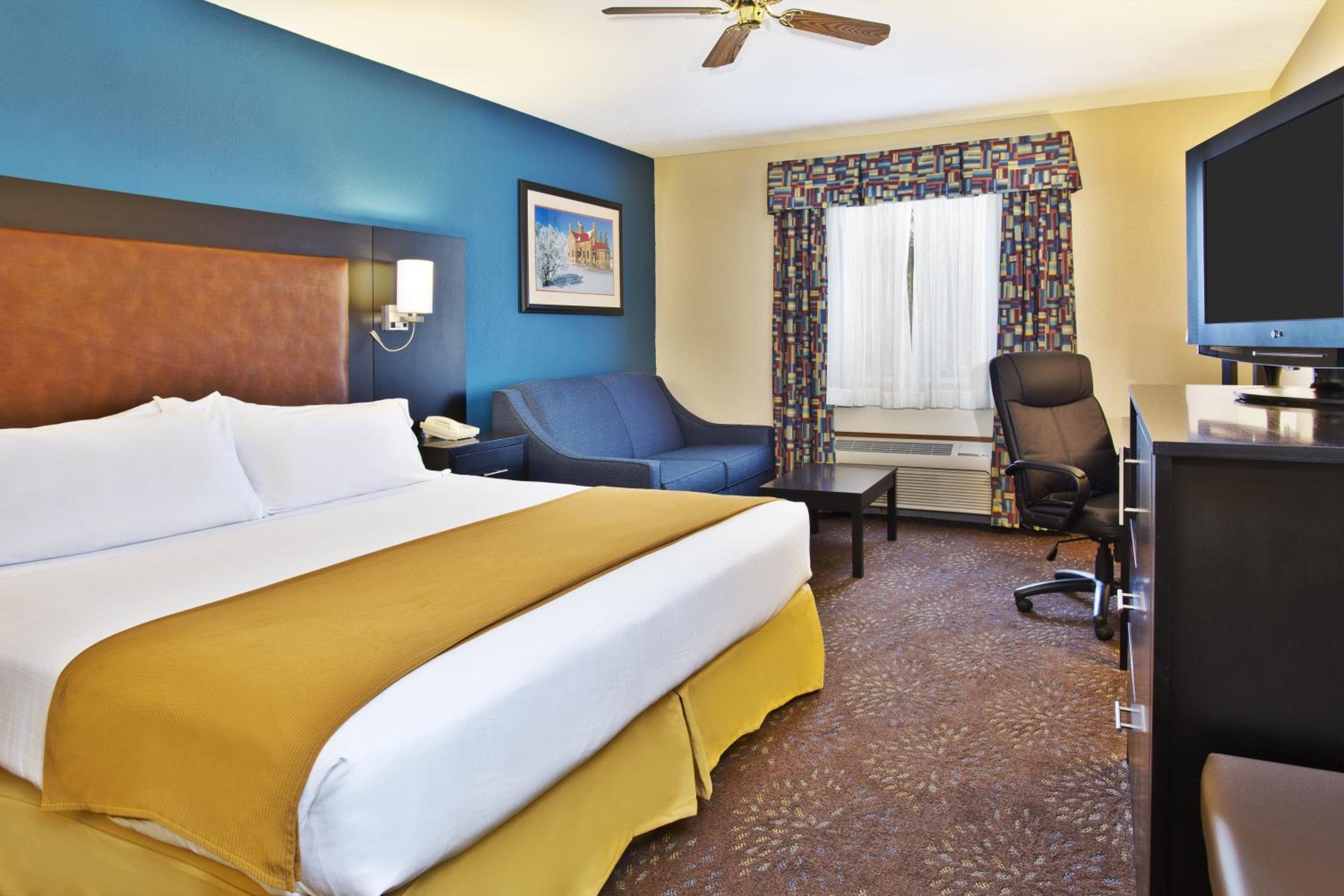 Standard King Room with Mobility Accessible Tub - Photo 1