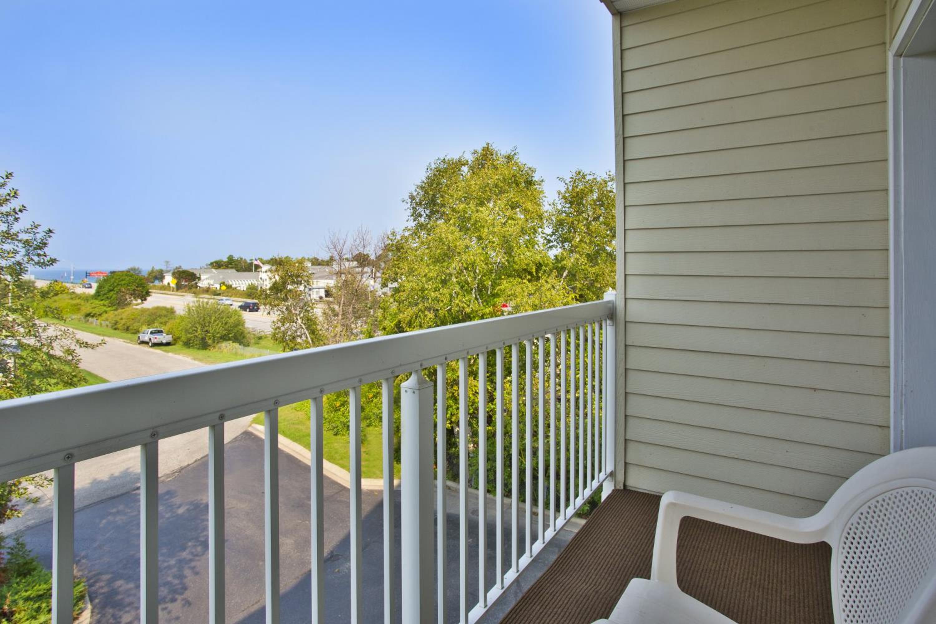 Standard King Room with Balcony - Photo 3