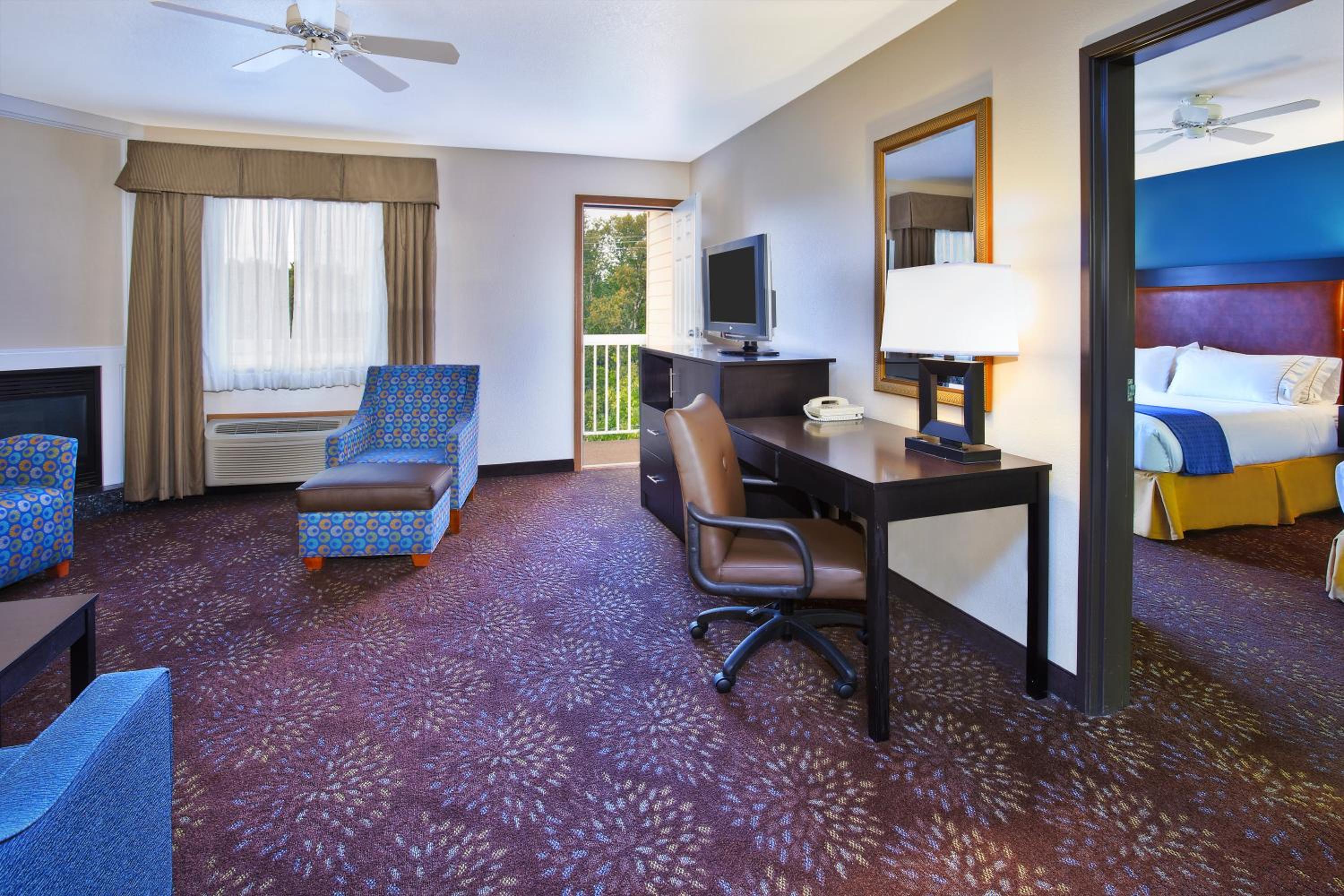One-Bedroom Suite - Photo 2