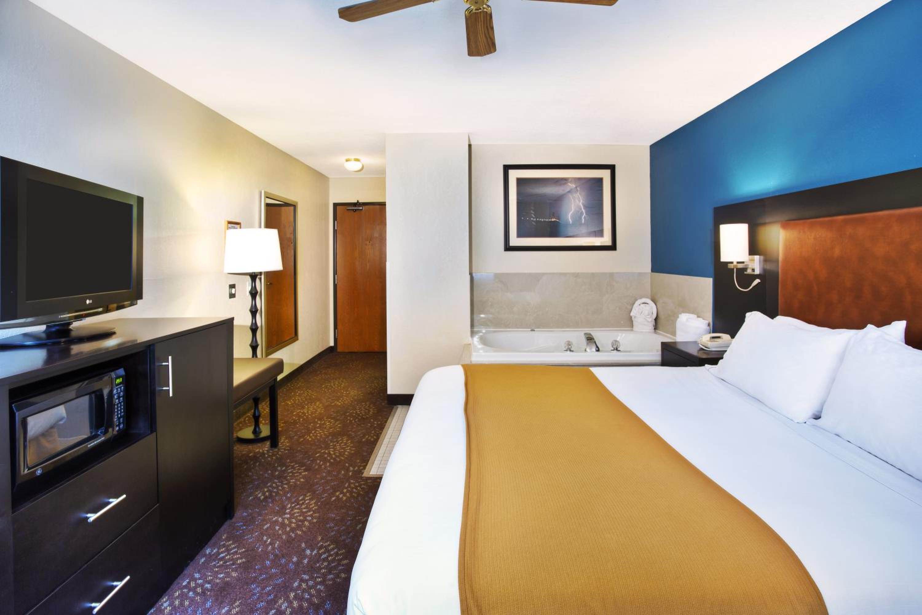 King Room with Jetted Tub - Photo 3