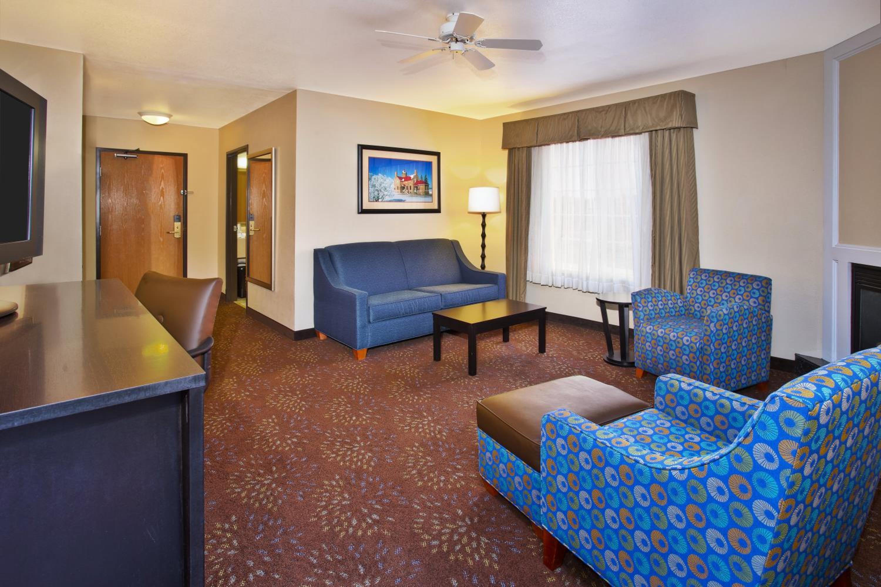 One-Bedroom Suite - Photo 1