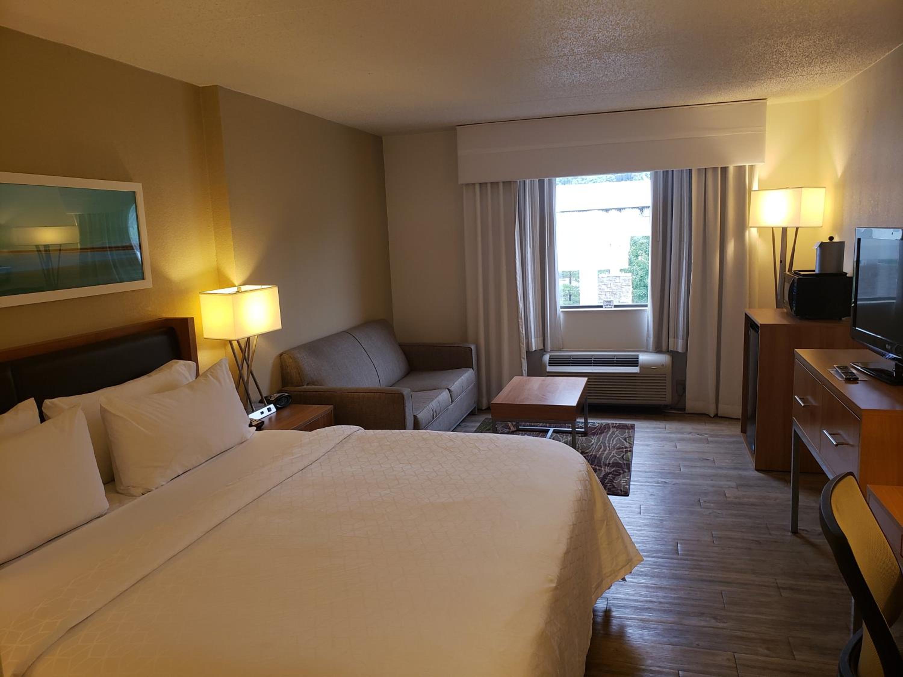 Standard King Room - Photo 5
