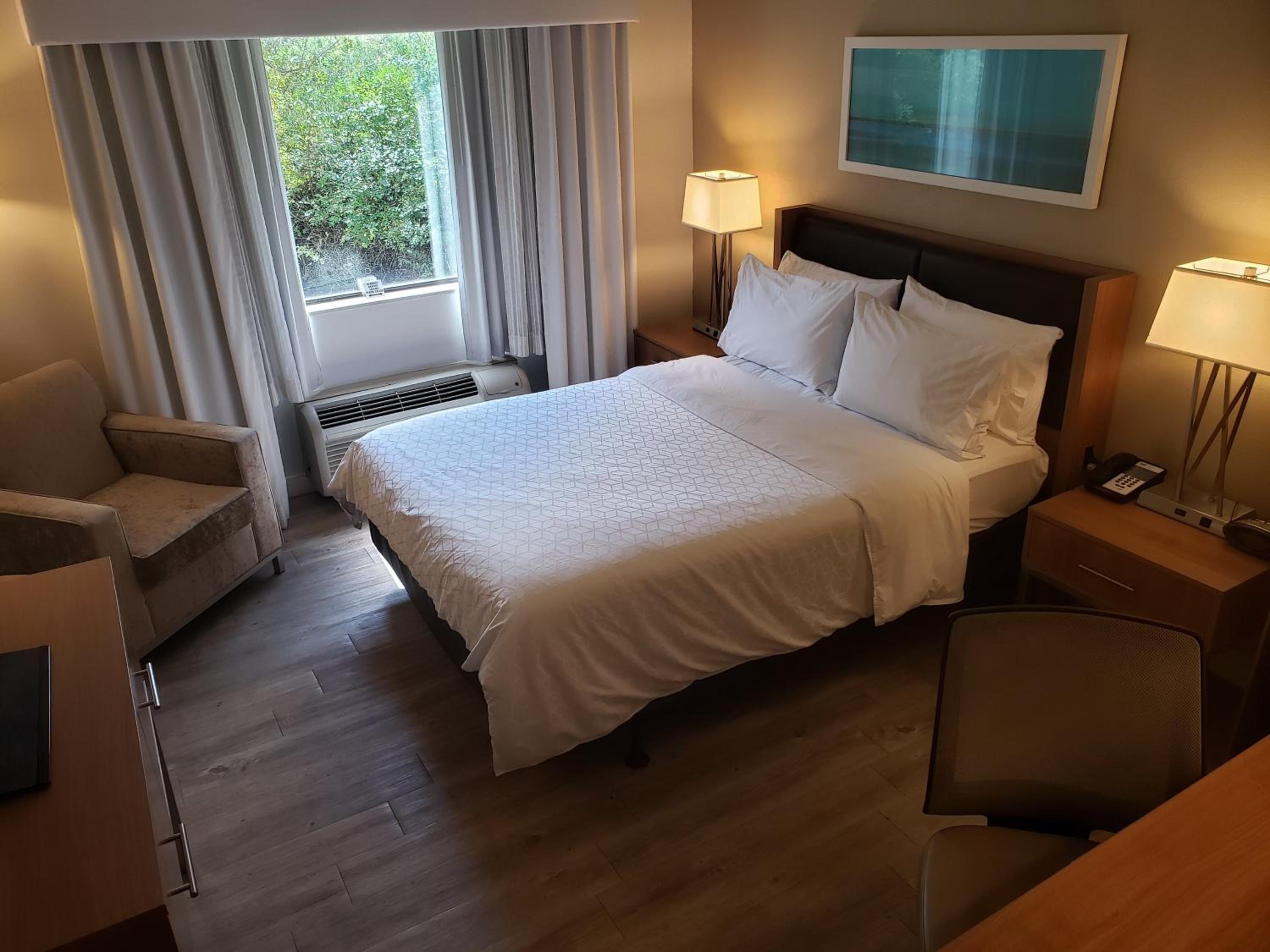 Standard Queen Room - Photo 7