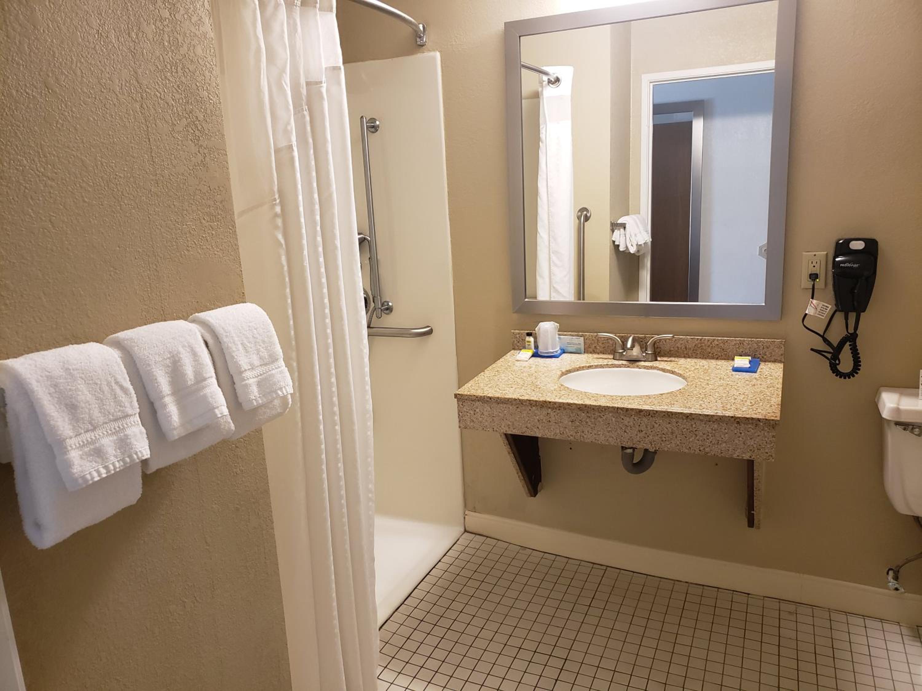 Queen Studio - Disability Access/Roll-in Shower/Non-Smoking - Photo 7